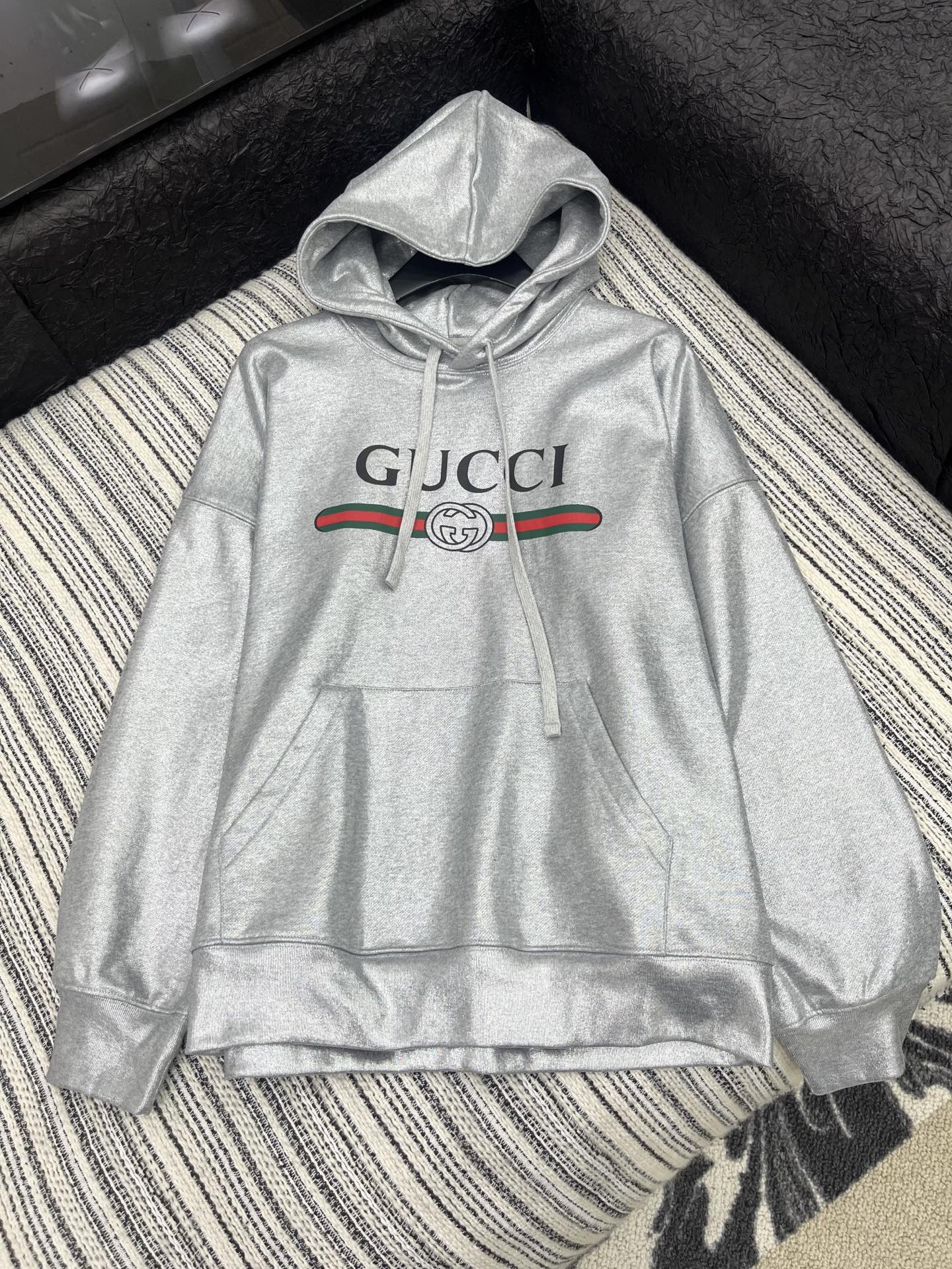 🛒𝐍𝐄𝐖 · 𝟐𝟎𝟐5/爆款现货

【原版定制】Gucc*｜25早秋经典银色印花带帽卫衣
干净利落的裁剪