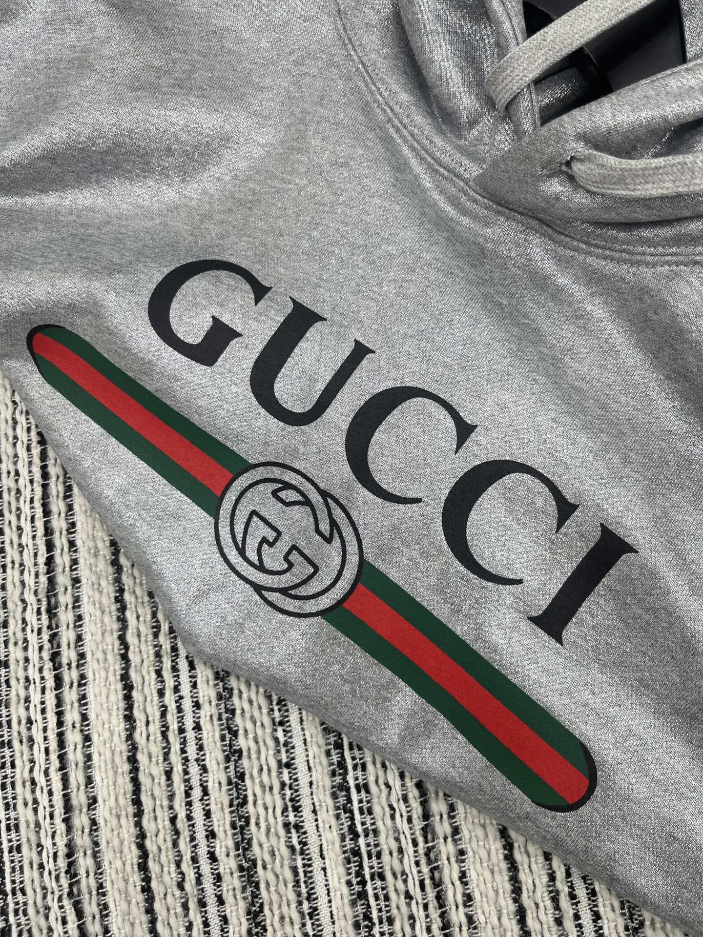 🛒𝐍𝐄𝐖 · 𝟐𝟎𝟐5/爆款现货

【原版定制】Gucc*｜25早秋经典银色印花带帽卫衣
干净利落的裁剪