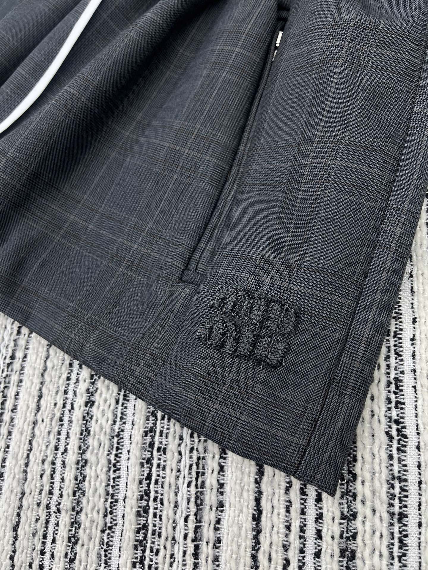 🛒𝐍𝐄𝐖 · 𝟐𝟎𝟐5/爆款现货

【原版定制】   Miu Mi*｜25新款松紧腰短半裙
爆单系列款 