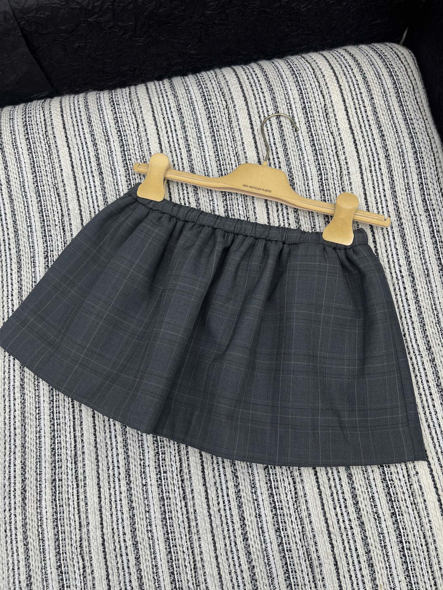 🛒𝐍𝐄𝐖 · 𝟐𝟎𝟐5/爆款现货

【原版定制】   Miu Mi*｜25新款松紧腰短半裙
爆单系列款 