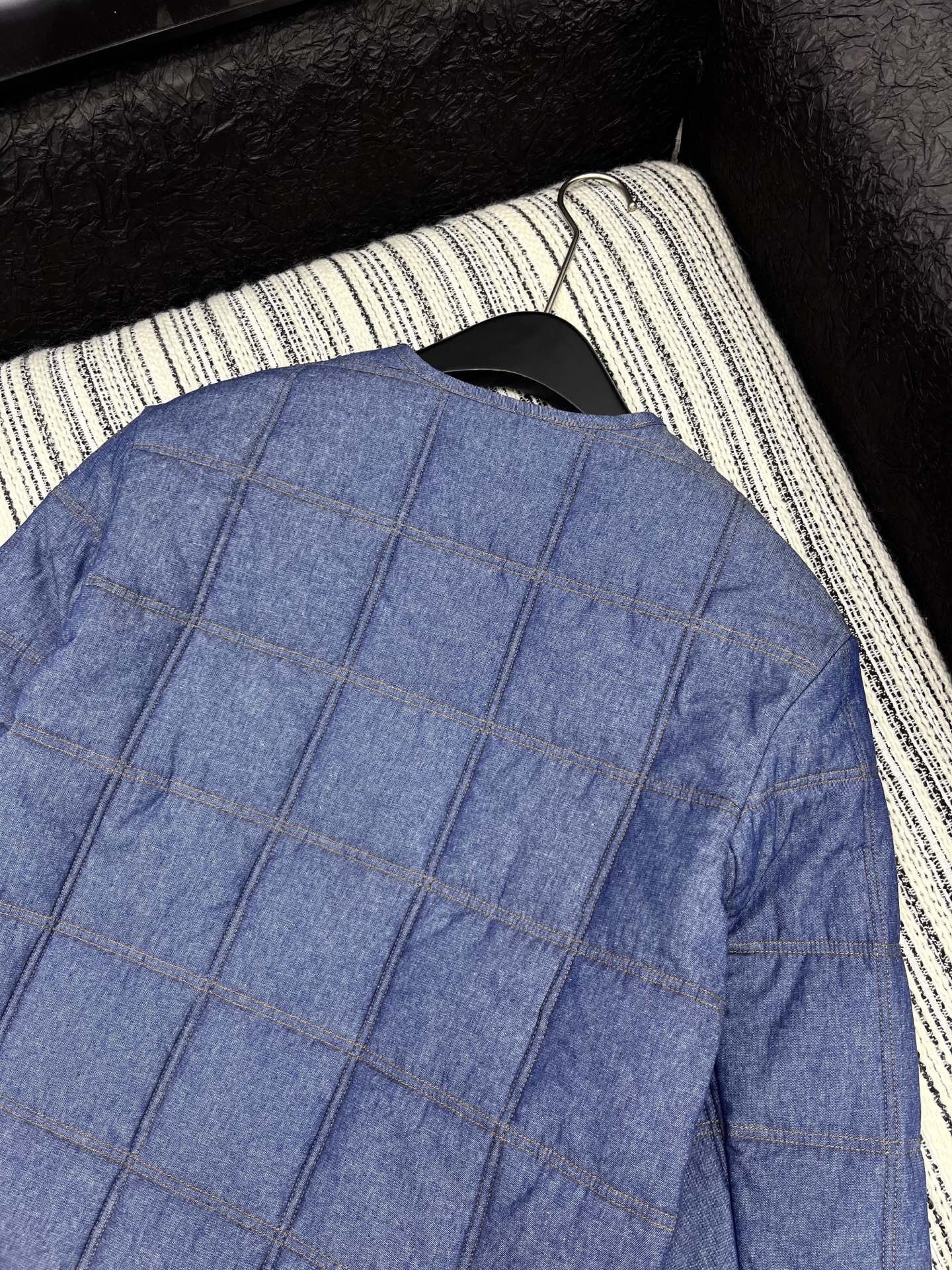 🛒𝐍𝐄𝐖 · 𝟐𝟎𝟐5/爆款现货

原单品质  LP｜25秋季新品 休闲圆领稍短后长菱格棉服外套

  