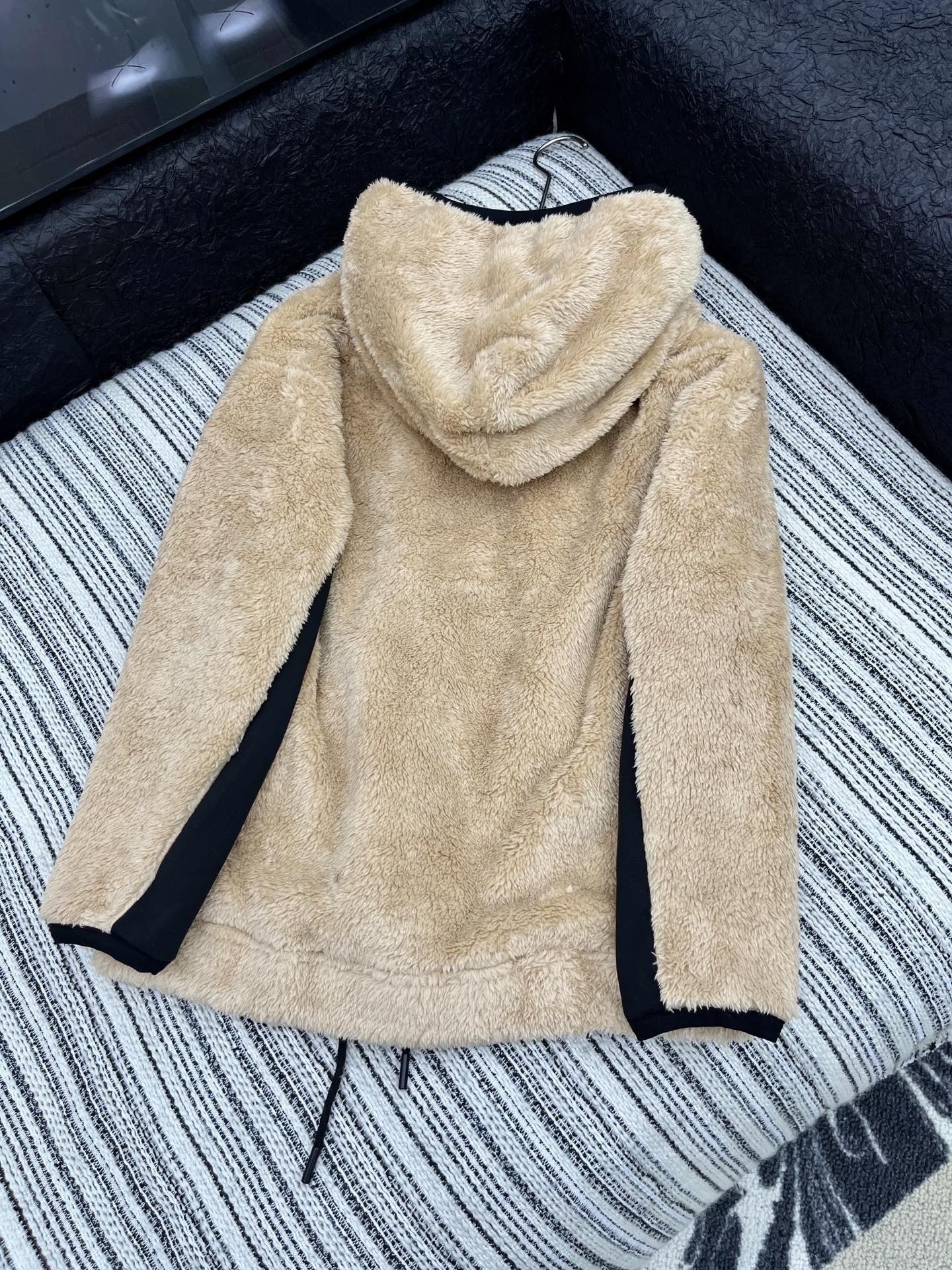 🛒𝐍𝐄𝐖 · 𝟐𝟎𝟐5/爆款现货

原单品质  Mon*｜𝟐𝟎𝟐5新品羊羔毛带帽抽绳卫衣 
经典版型  