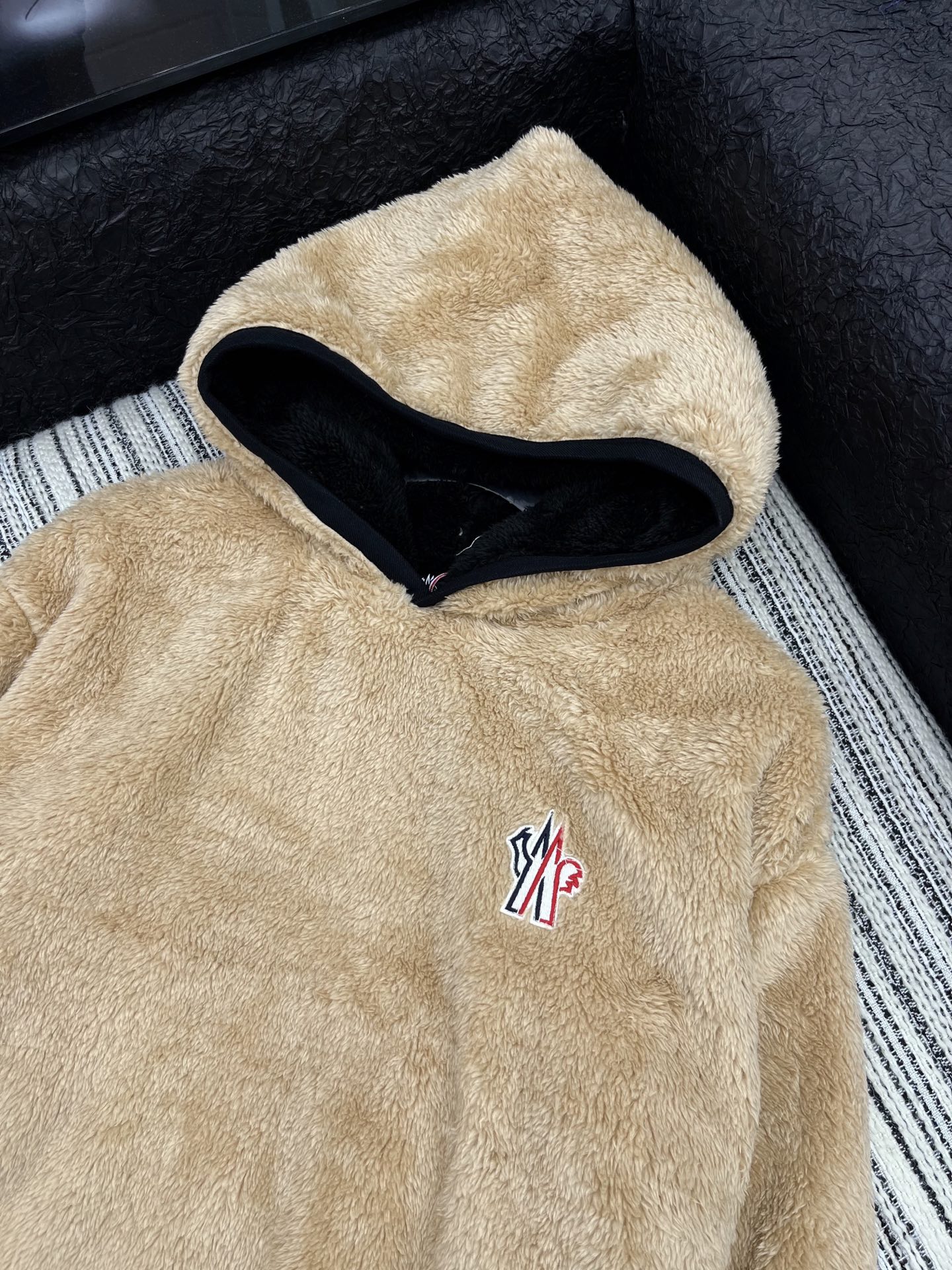 🛒𝐍𝐄𝐖 · 𝟐𝟎𝟐5/爆款现货

原单品质  Mon*｜𝟐𝟎𝟐5新品羊羔毛带帽抽绳卫衣 
经典版型  