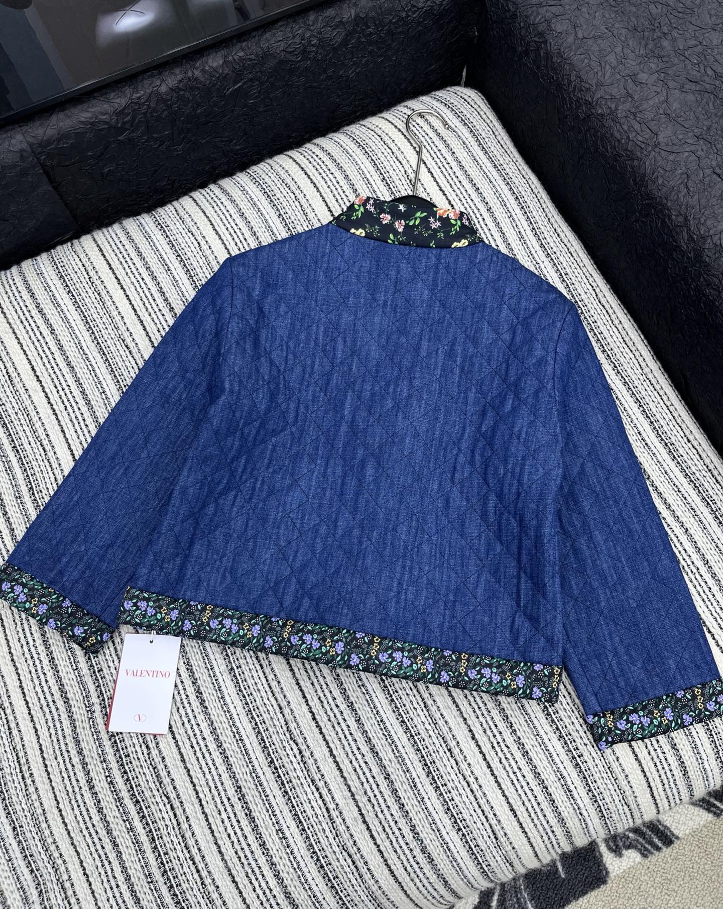 🛒𝐍𝐄𝐖 · 𝟐𝟎𝟐5/爆款现货

【原版定制】Valen*｜25秋冬新品碎花拼接翻领薄款棉服短版外套
