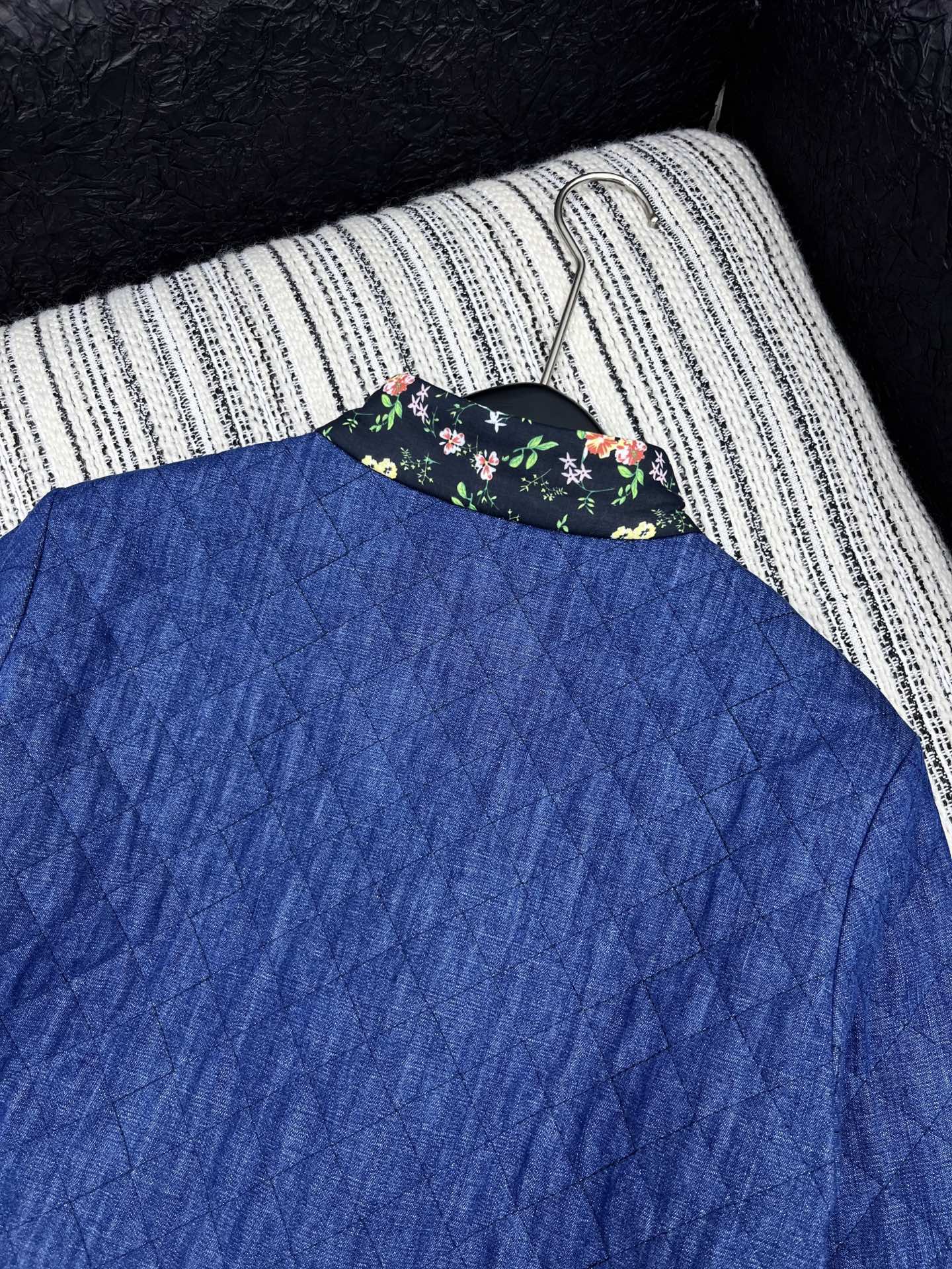 🛒𝐍𝐄𝐖 · 𝟐𝟎𝟐5/爆款现货

【原版定制】Valen*｜25秋冬新品碎花拼接翻领薄款棉服短版外套
