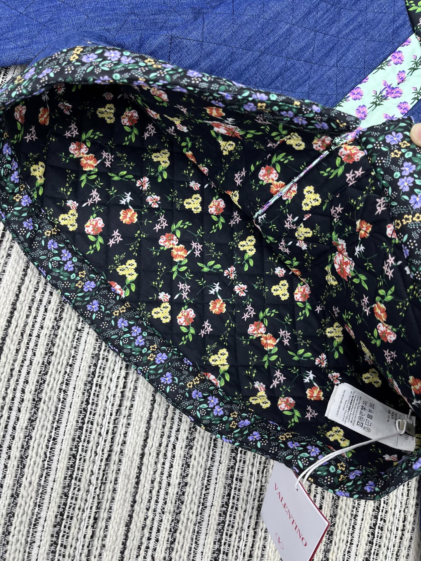 🛒𝐍𝐄𝐖 · 𝟐𝟎𝟐5/爆款现货

【原版定制】Valen*｜25秋冬新品碎花拼接翻领薄款棉服短版外套
