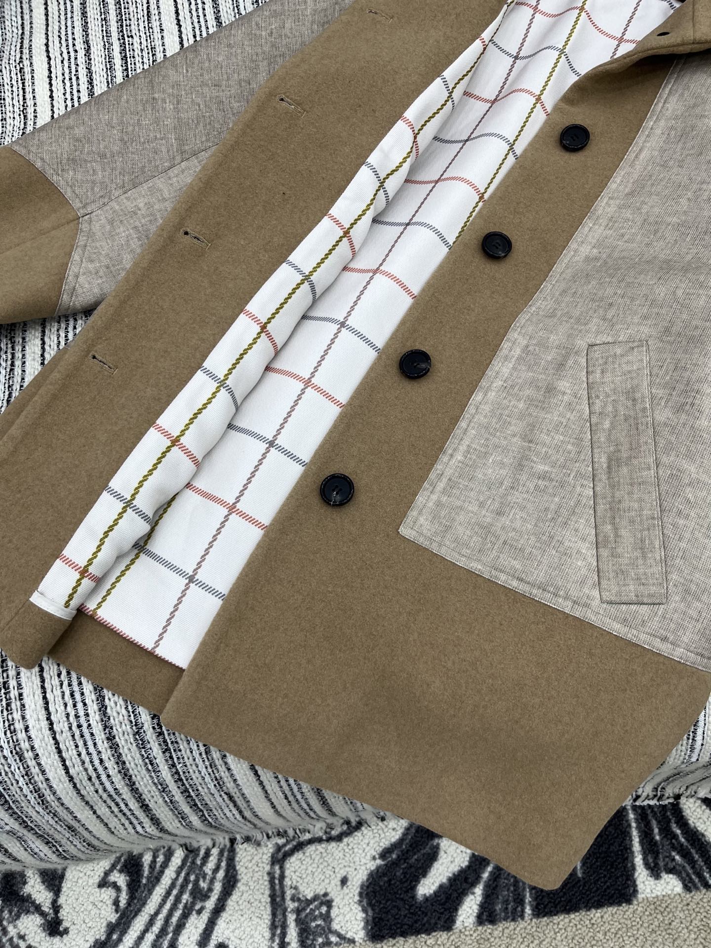🛒𝐍𝐄𝐖 · 𝟐𝟎𝟐5/爆款现货

原单品质  LP｜2025秋冬新品呢料撞色拼接大衣外套
超级重磅！大