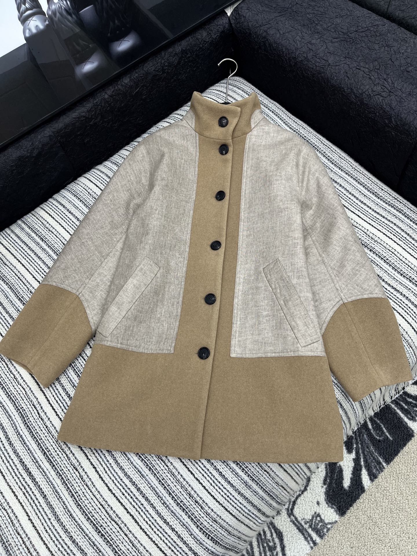 🛒𝐍𝐄𝐖 · 𝟐𝟎𝟐5/爆款现货

原单品质  LP｜2025秋冬新品呢料撞色拼接大衣外套
超级重磅！大