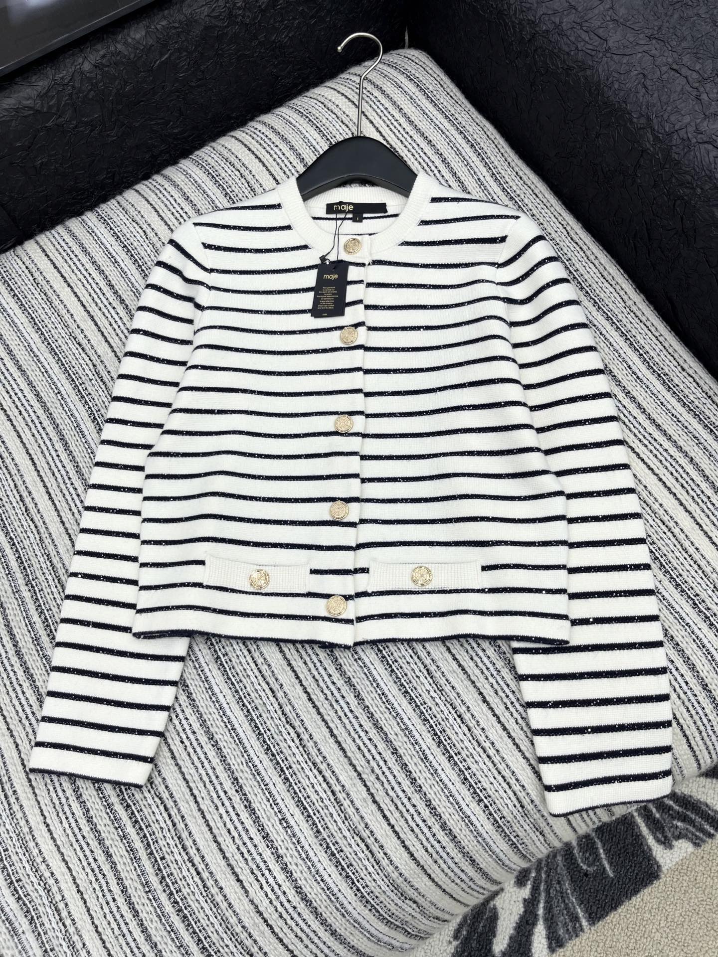 🛒𝐍𝐄𝐖 · 𝟐𝟎𝟐5/爆款现货

原单品质  Maj*｜亮片条纹针织开衫
金属纽扣装饰 百搭气质 完全
