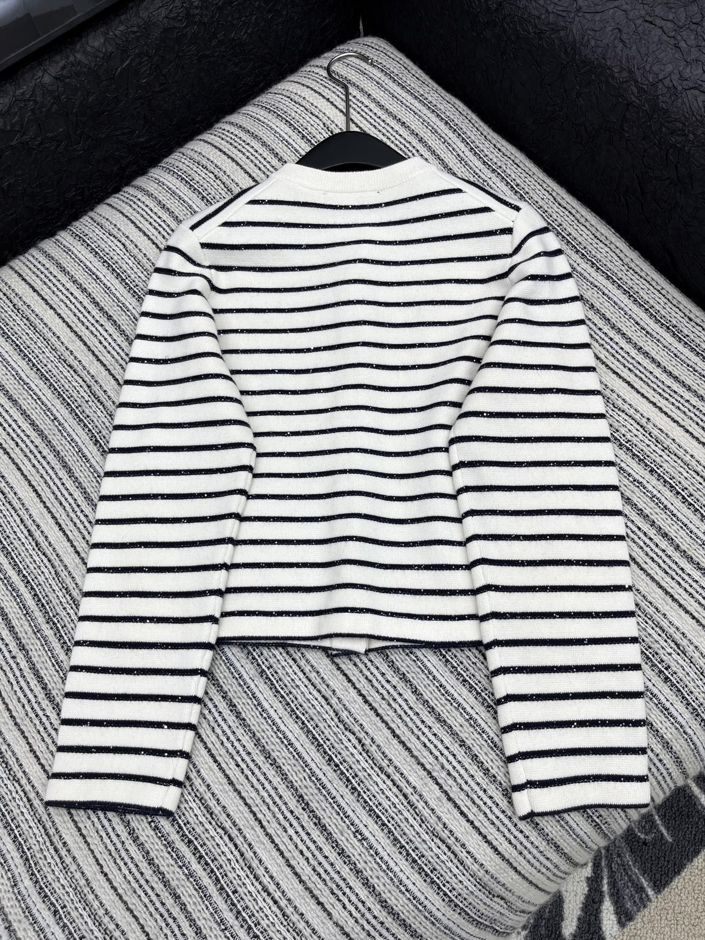 🛒𝐍𝐄𝐖 · 𝟐𝟎𝟐5/爆款现货

原单品质  Maj*｜亮片条纹针织开衫
金属纽扣装饰 百搭气质 完全
