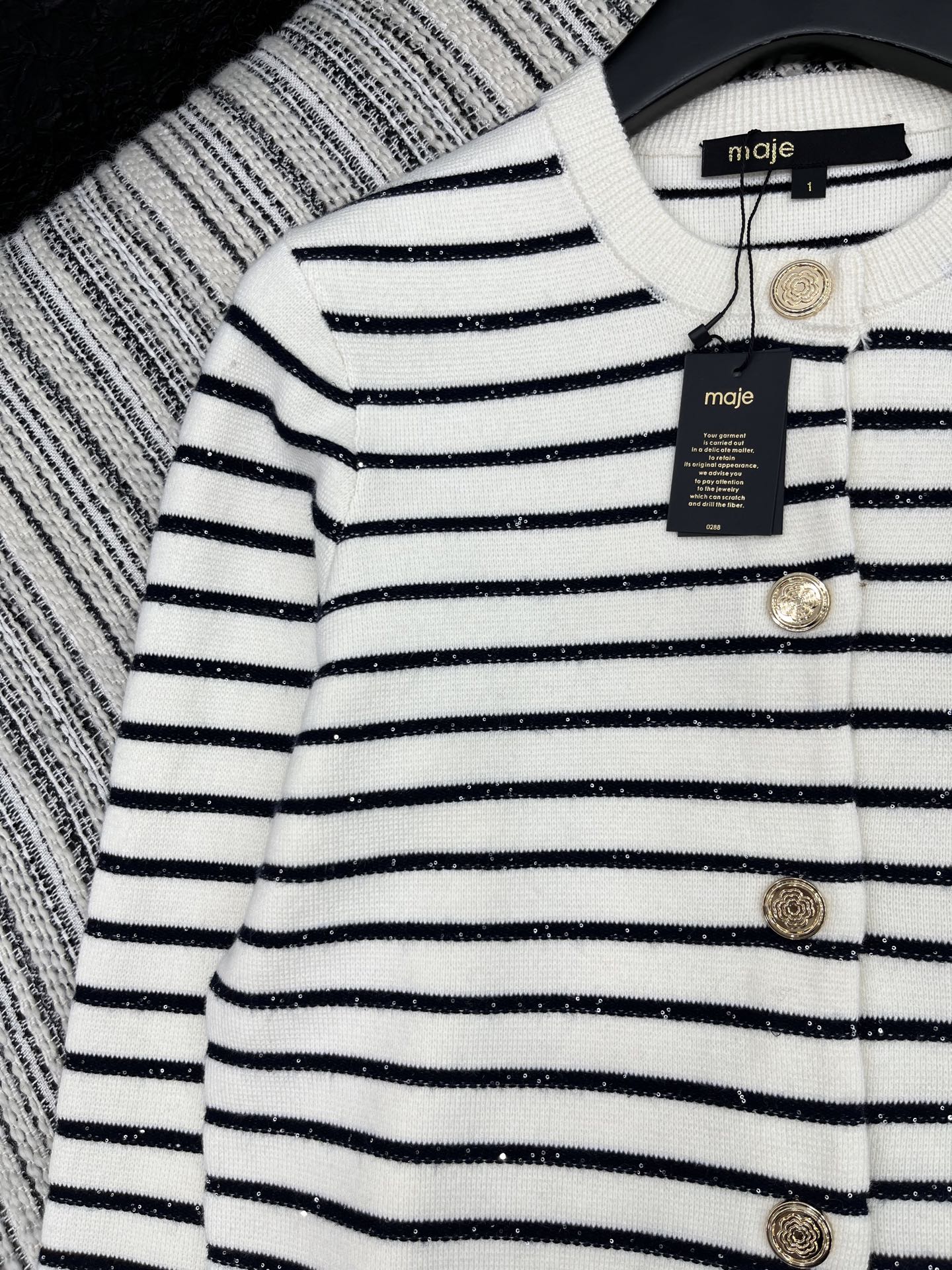 🛒𝐍𝐄𝐖 · 𝟐𝟎𝟐5/爆款现货

原单品质  Maj*｜亮片条纹针织开衫
金属纽扣装饰 百搭气质 完全