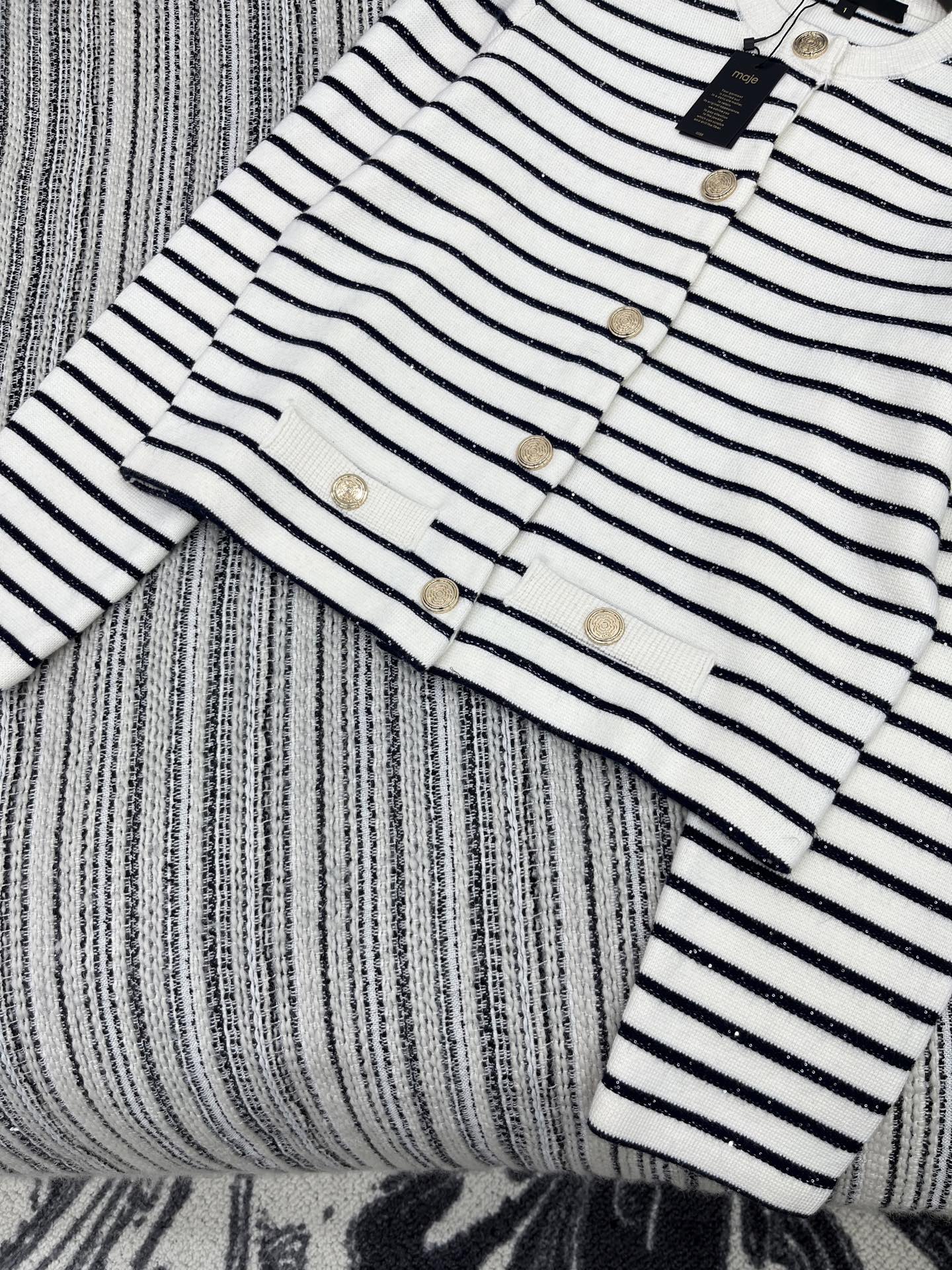 🛒𝐍𝐄𝐖 · 𝟐𝟎𝟐5/爆款现货

原单品质  Maj*｜亮片条纹针织开衫
金属纽扣装饰 百搭气质 完全