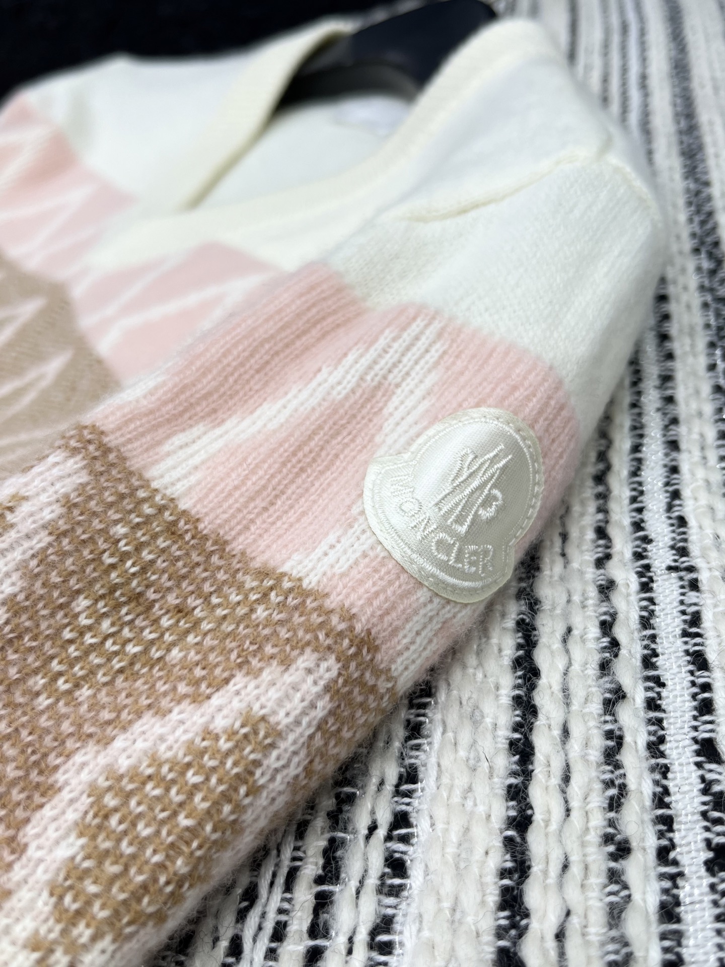 🛒𝐍𝐄𝐖 · 𝟐𝟎𝟐5/爆款现货

【原版定制】 Moncl*｜ 2025FW早秋新款小V领羊毛🦙针织衫