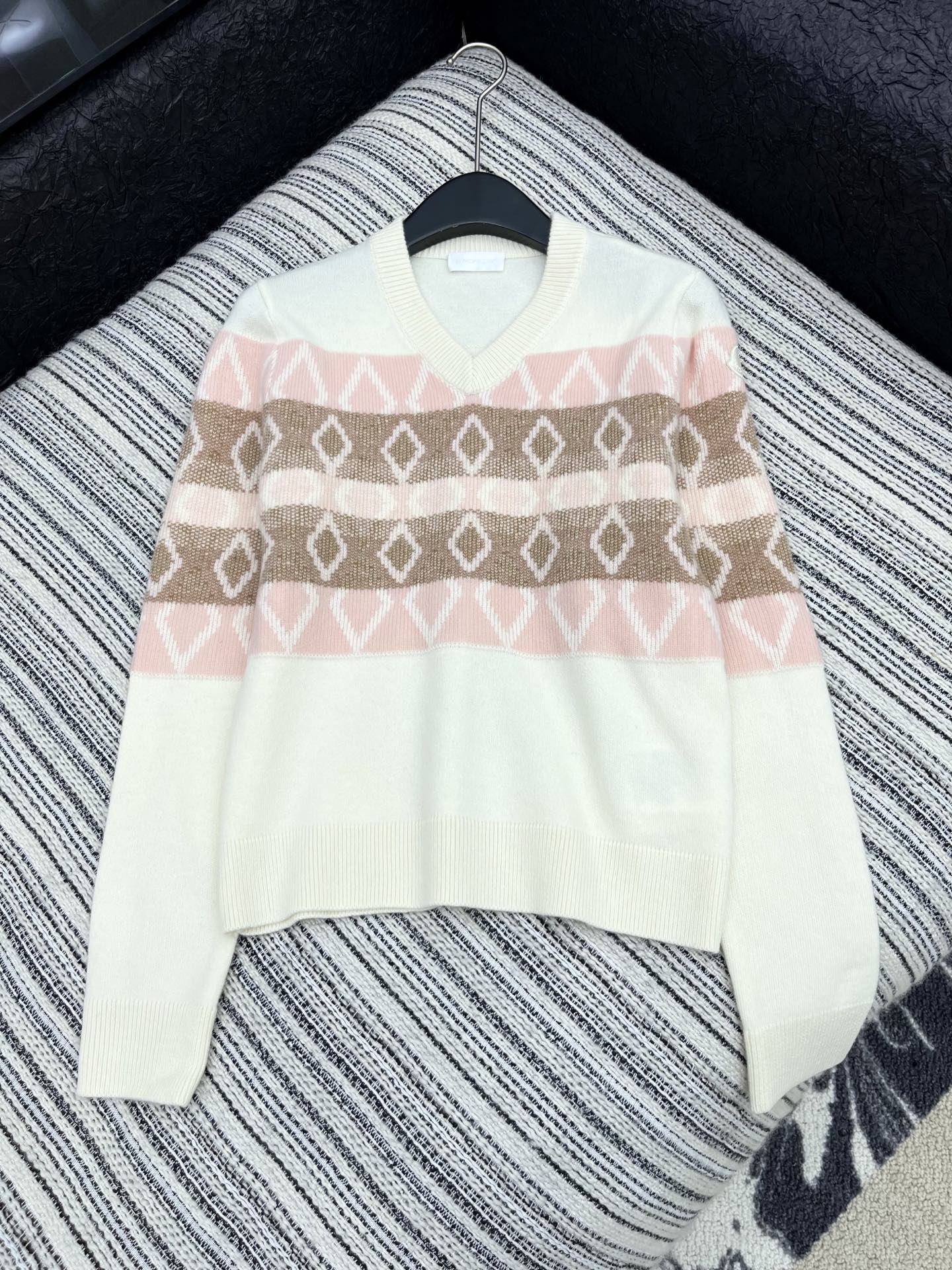 🛒𝐍𝐄𝐖 · 𝟐𝟎𝟐5/爆款现货

【原版定制】 Moncl*｜ 2025FW早秋新款小V领羊毛🦙针织衫