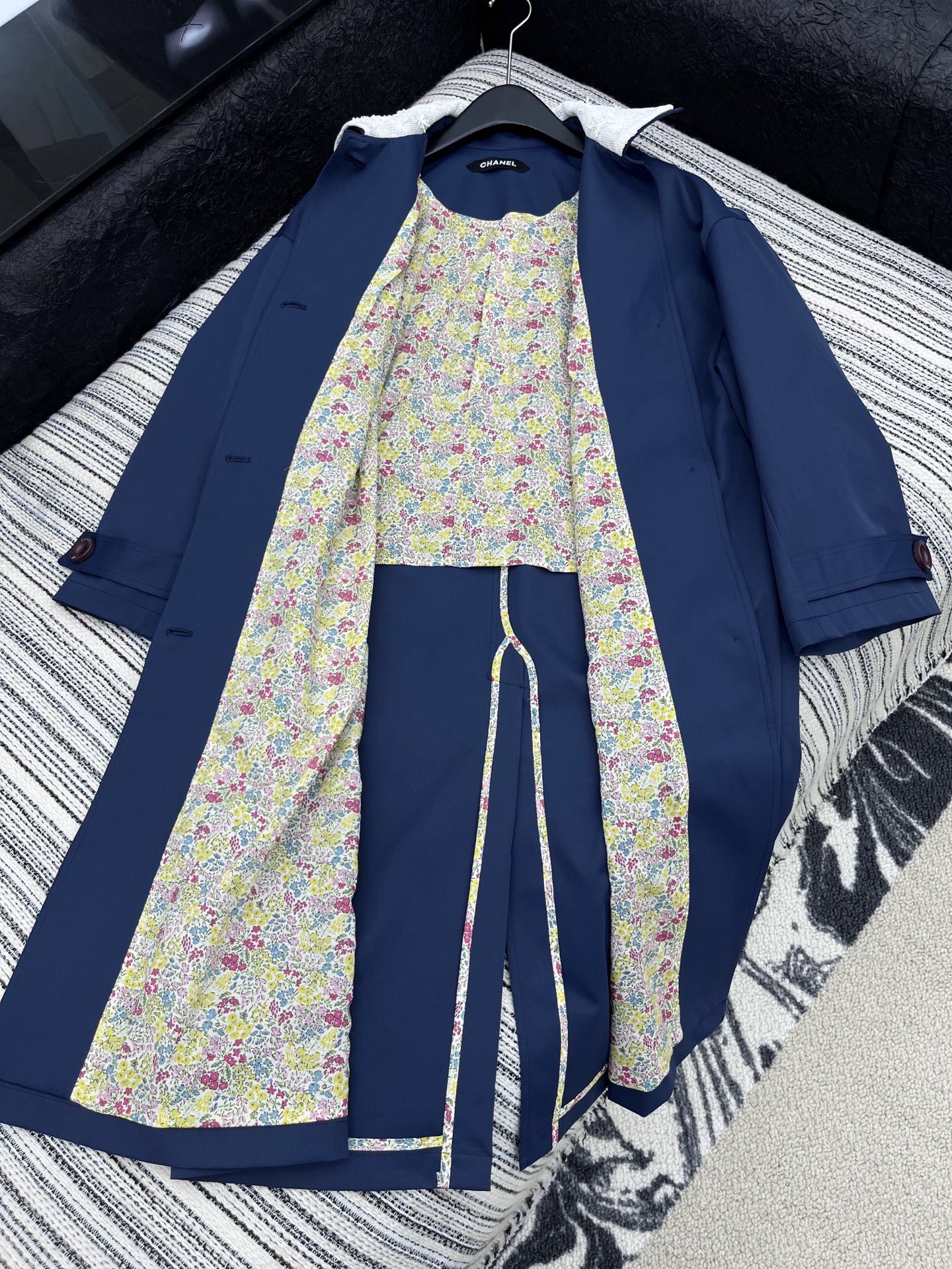 🛒𝐍𝐄𝐖 · 𝟐𝟎𝟐5/爆款现货

原单品质  Chan*｜2025中古系列花边翻领长款风衣外套
定制进