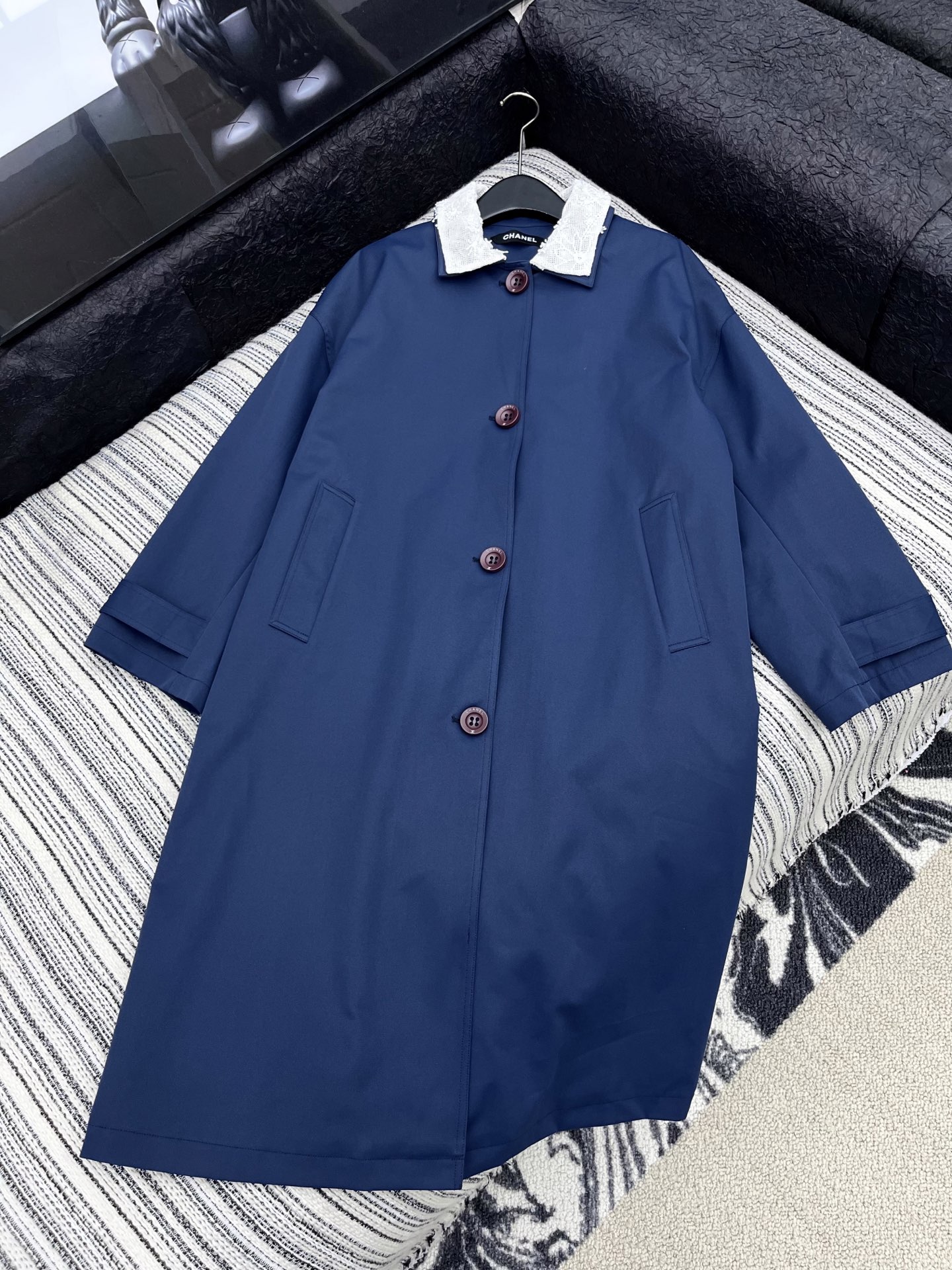 🛒𝐍𝐄𝐖 · 𝟐𝟎𝟐5/爆款现货

原单品质  Chan*｜2025中古系列花边翻领长款风衣外套
定制进