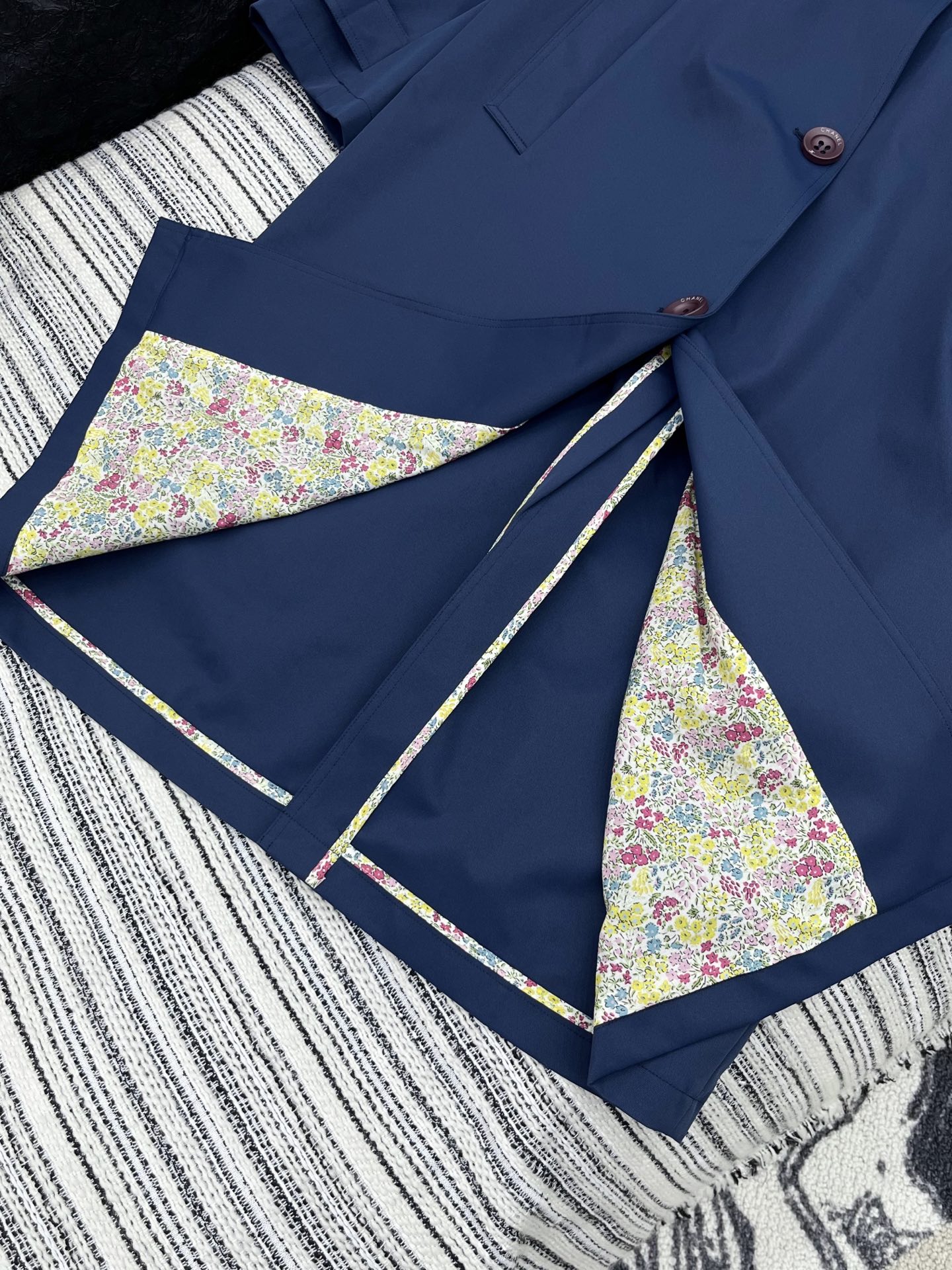 🛒𝐍𝐄𝐖 · 𝟐𝟎𝟐5/爆款现货

原单品质  Chan*｜2025中古系列花边翻领长款风衣外套
定制进