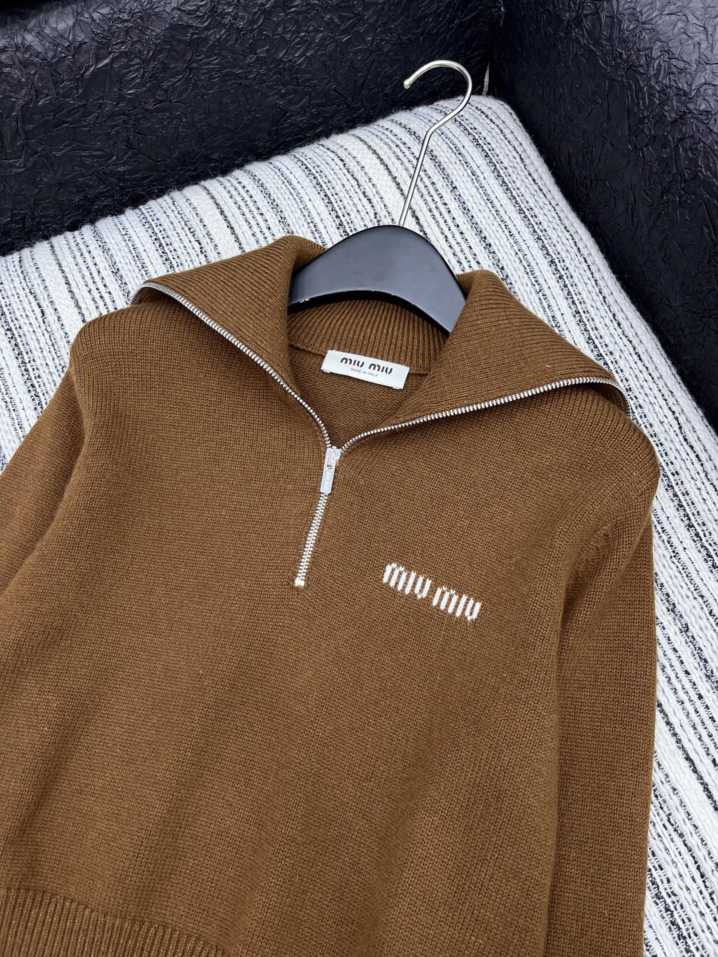 🛒𝐍𝐄𝐖 · 𝟐𝟎𝟐5/爆款现货

【原版定制】𝐌𝐢𝐮𝐌𝐢*｜25新款提花字母海军风半拉链针织衫

秋意