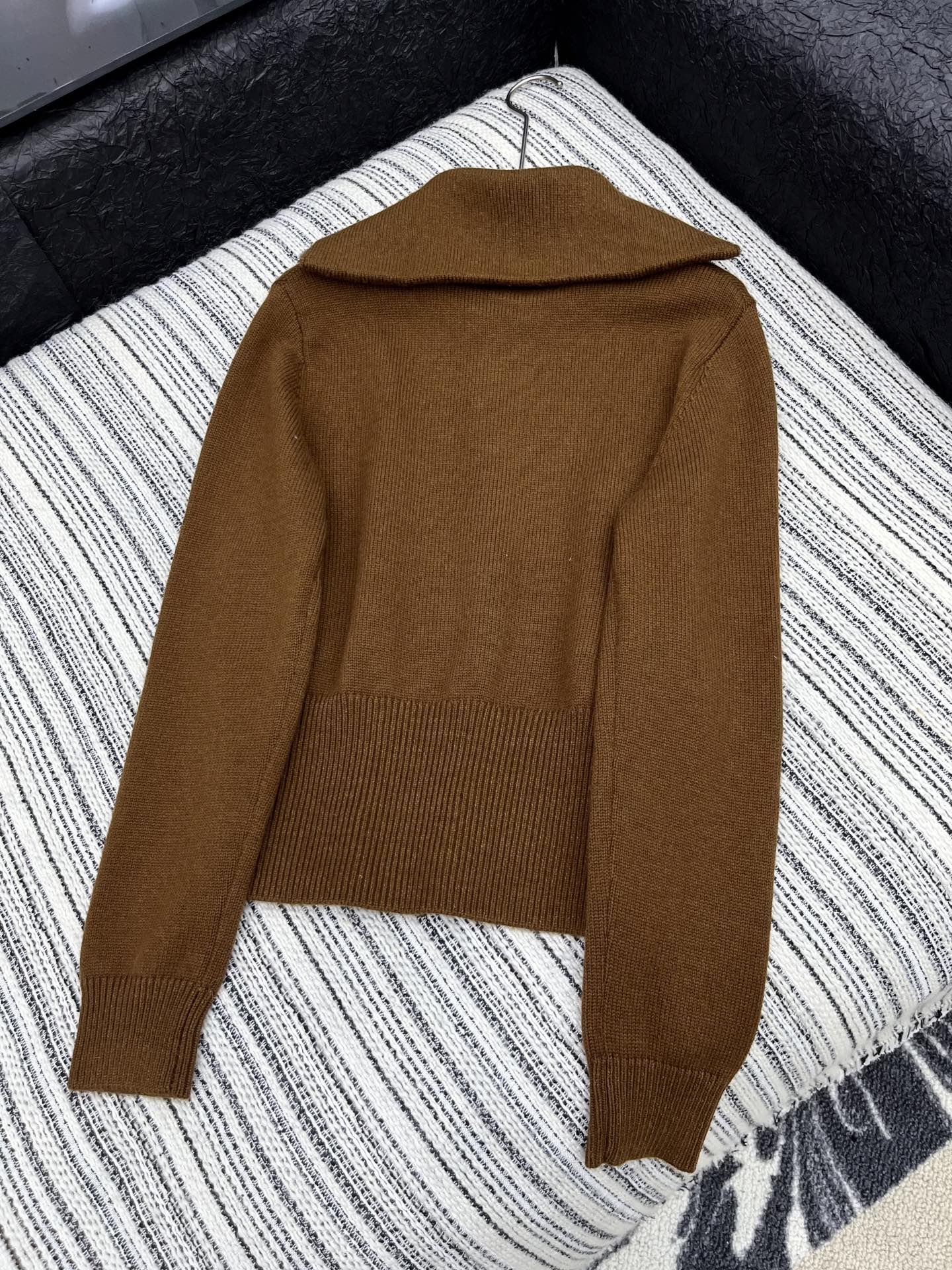🛒𝐍𝐄𝐖 · 𝟐𝟎𝟐5/爆款现货

【原版定制】𝐌𝐢𝐮𝐌𝐢*｜25新款提花字母海军风半拉链针织衫

秋意