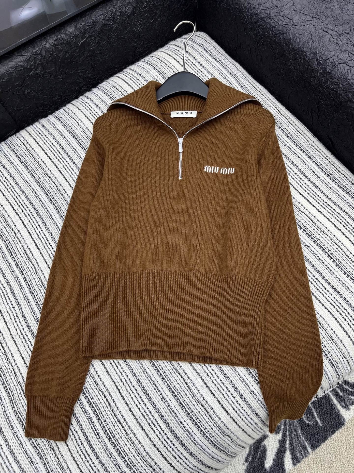 🛒𝐍𝐄𝐖 · 𝟐𝟎𝟐5/爆款现货

【原版定制】𝐌𝐢𝐮𝐌𝐢*｜25新款提花字母海军风半拉链针织衫

秋意