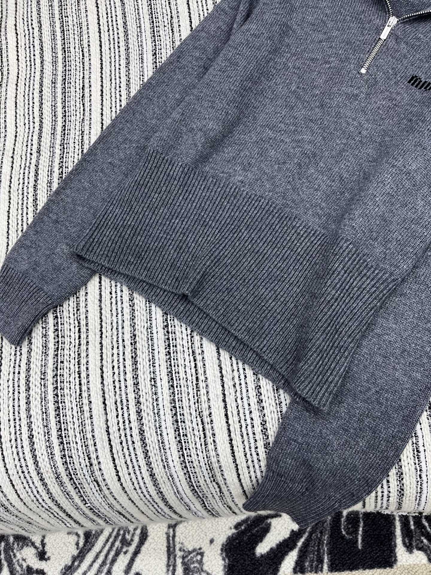 🛒𝐍𝐄𝐖 · 𝟐𝟎𝟐5/爆款现货

【原版定制】𝐌𝐢𝐮𝐌𝐢*｜25新款提花字母海军风半拉链针织衫

秋意