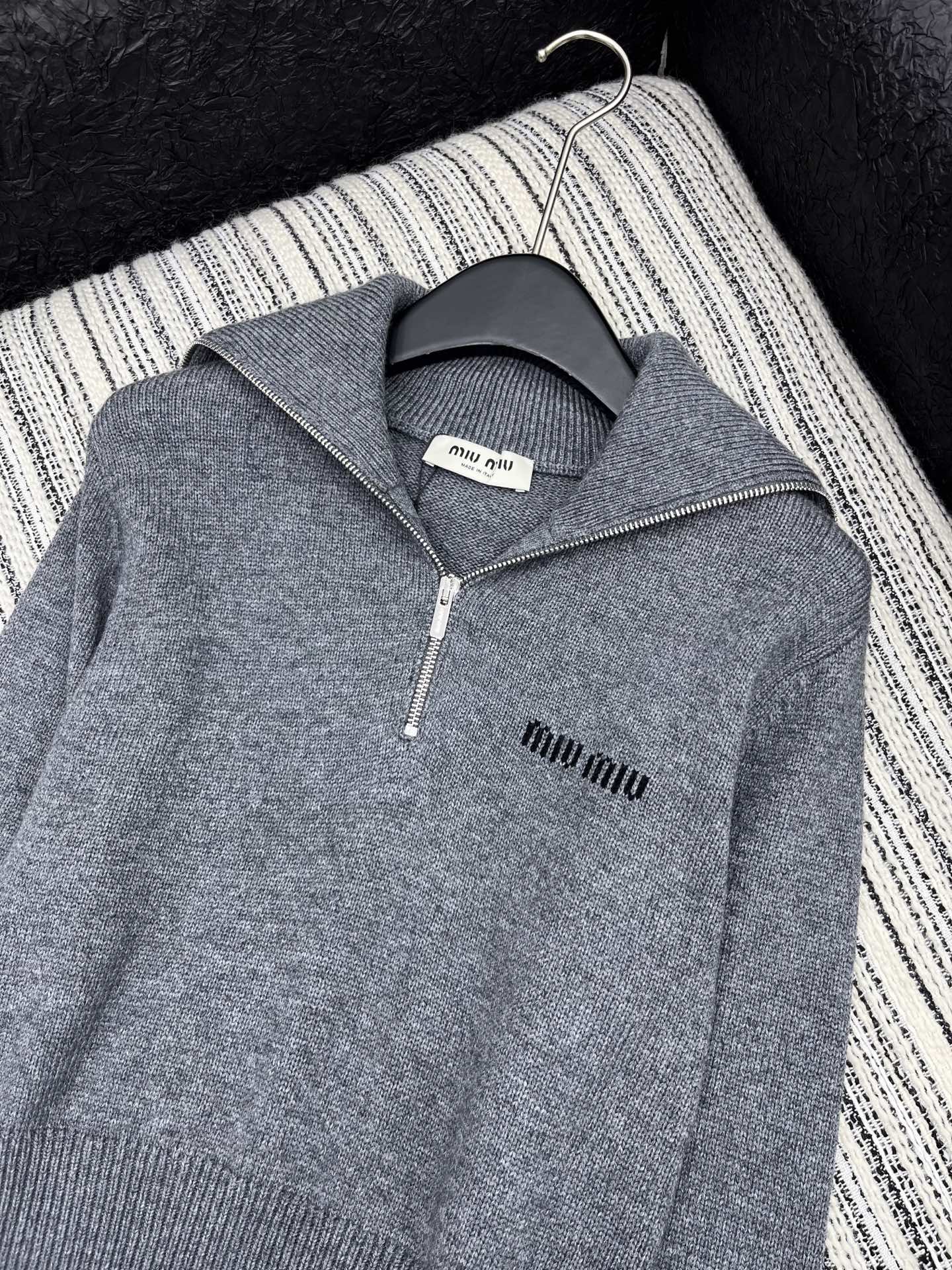 🛒𝐍𝐄𝐖 · 𝟐𝟎𝟐5/爆款现货

【原版定制】𝐌𝐢𝐮𝐌𝐢*｜25新款提花字母海军风半拉链针织衫

秋意