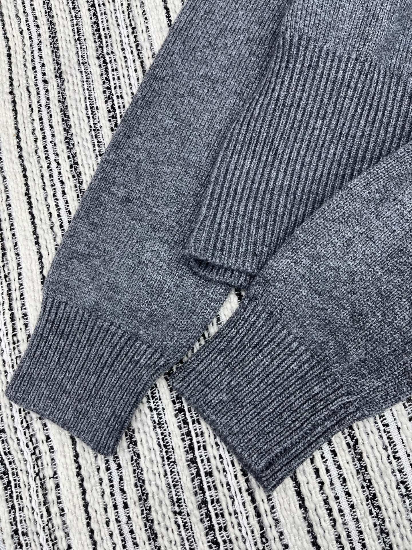 🛒𝐍𝐄𝐖 · 𝟐𝟎𝟐5/爆款现货

【原版定制】𝐌𝐢𝐮𝐌𝐢*｜25新款提花字母海军风半拉链针织衫

秋意