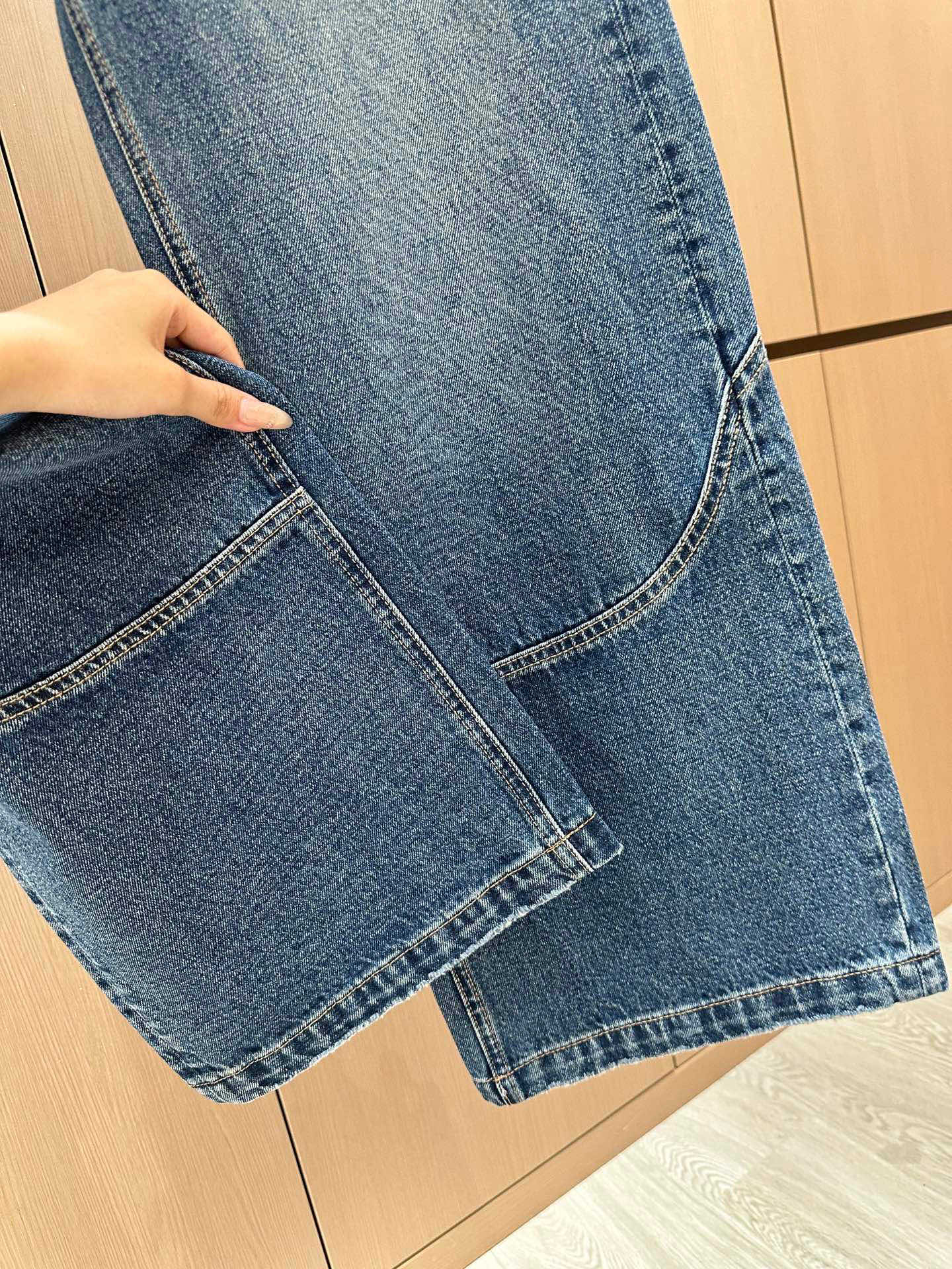 🛒𝐍𝐄𝐖 · 𝟐𝟎𝟐5/爆款现货

设计师原创｜2025腰带扣装饰牛仔裤
定制YB斜纹棉牛仔材质 工艺洗
