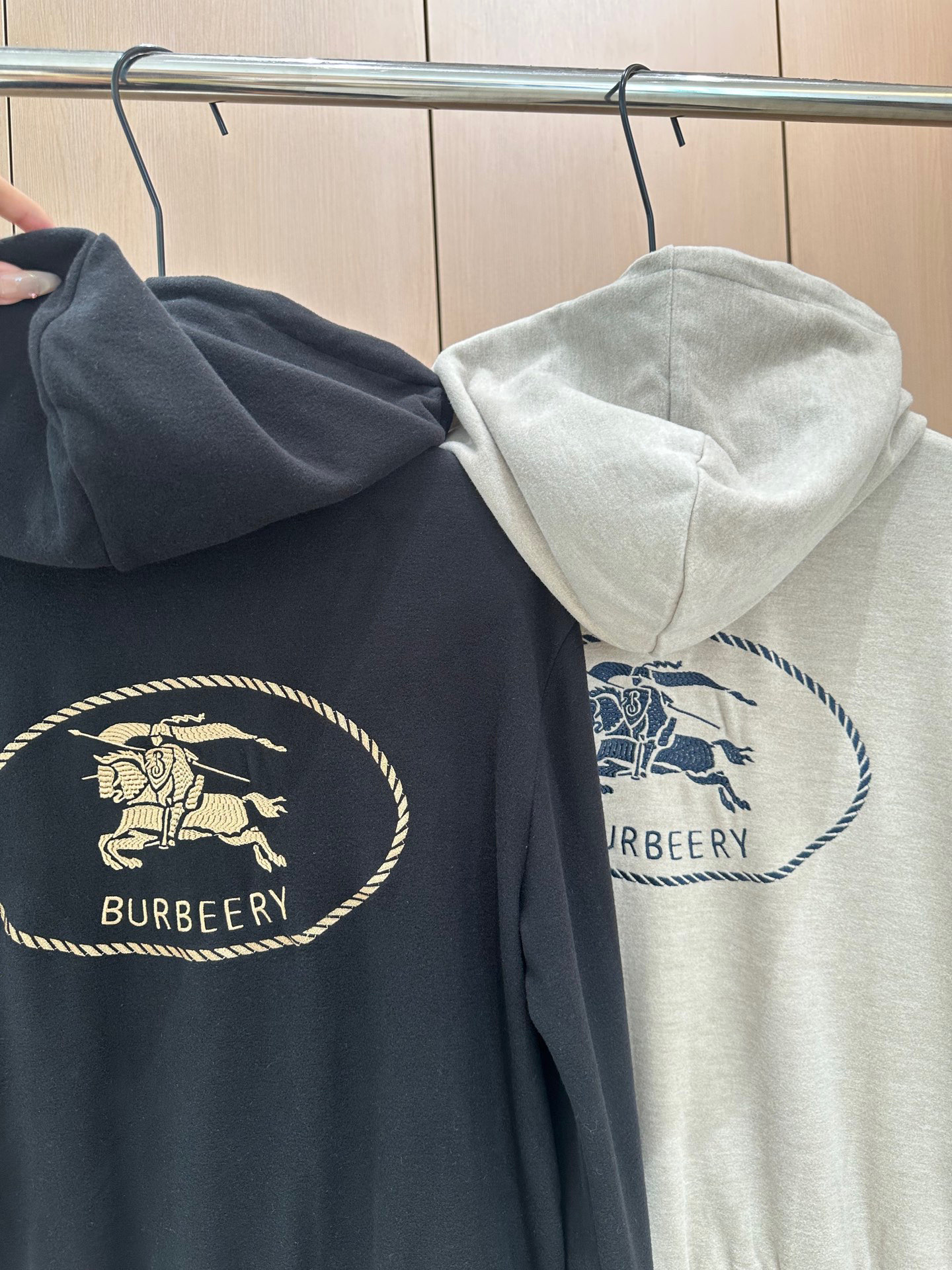 🛒𝐍𝐄𝐖 · 𝟐𝟎𝟐5/爆款现货

设计师 原创｜25秋冬新品套装！
高端定制双头拉链外套，搭配松紧腰长