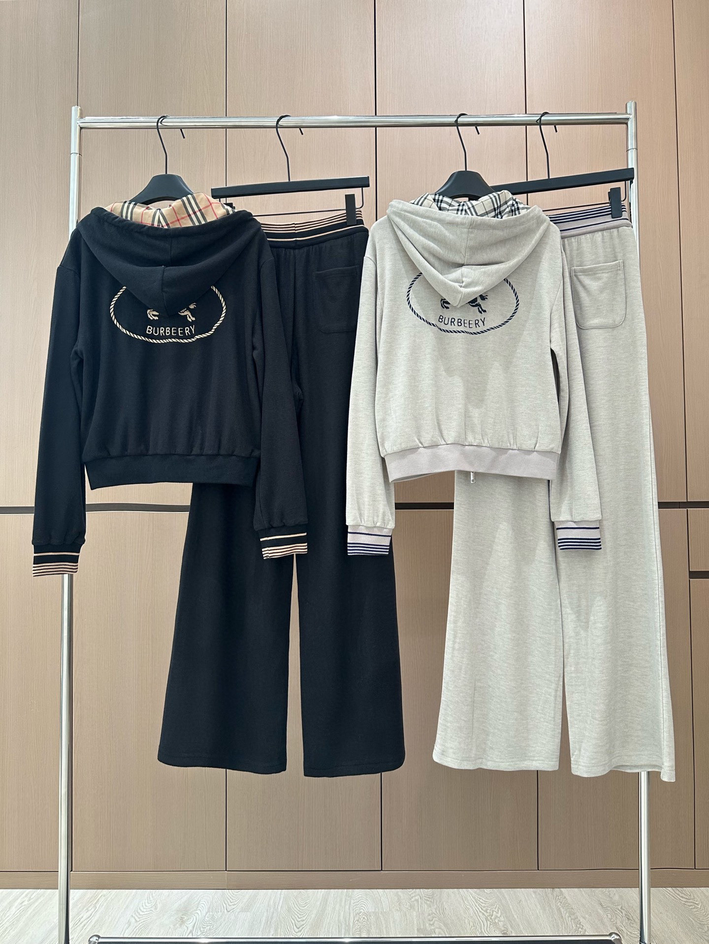 🛒𝐍𝐄𝐖 · 𝟐𝟎𝟐5/爆款现货

设计师 原创｜25秋冬新品套装！
高端定制双头拉链外套，搭配松紧腰长