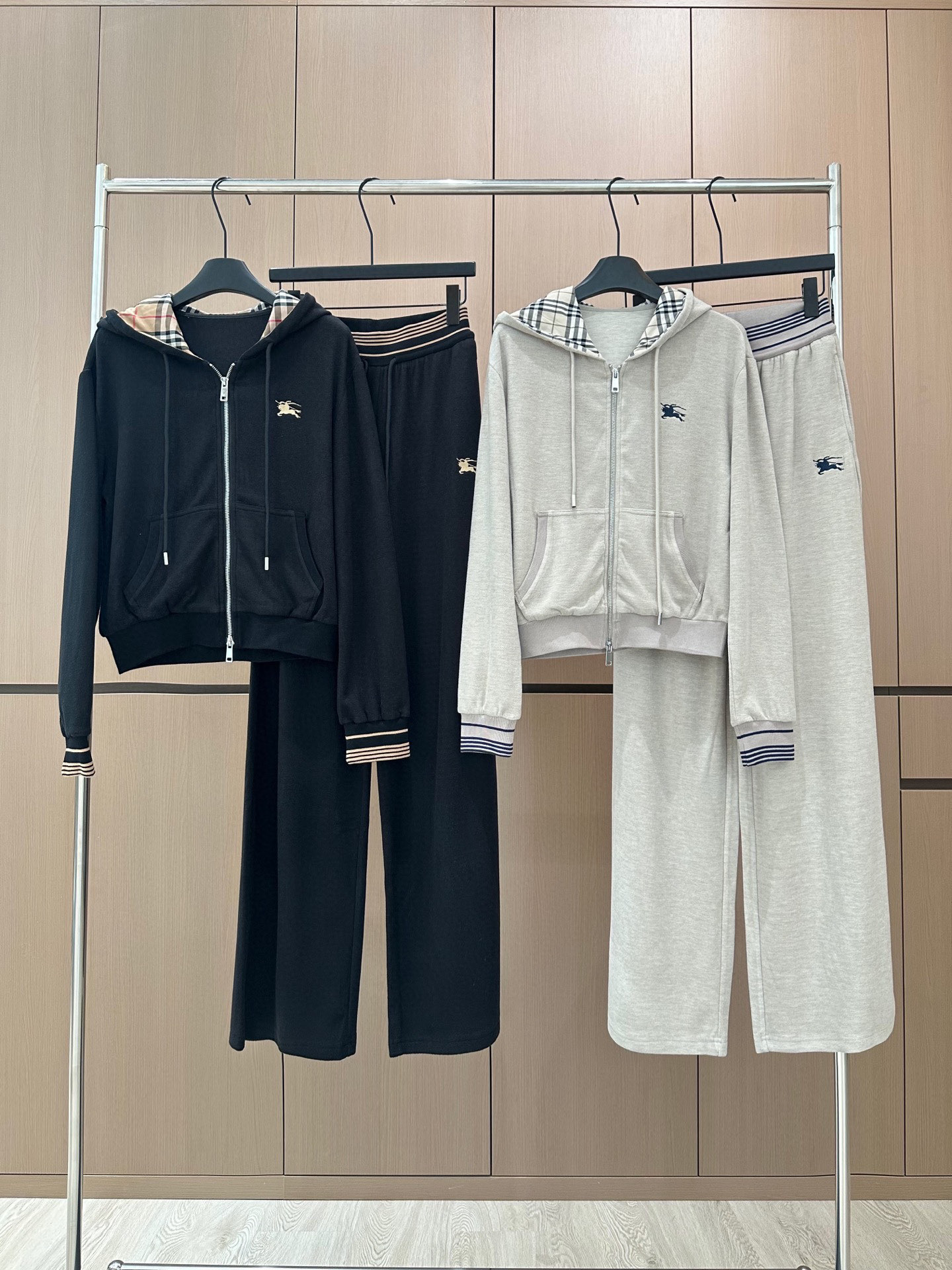 🛒𝐍𝐄𝐖 · 𝟐𝟎𝟐5/爆款现货

设计师 原创｜25秋冬新品套装！
高端定制双头拉链外套，搭配松紧腰长