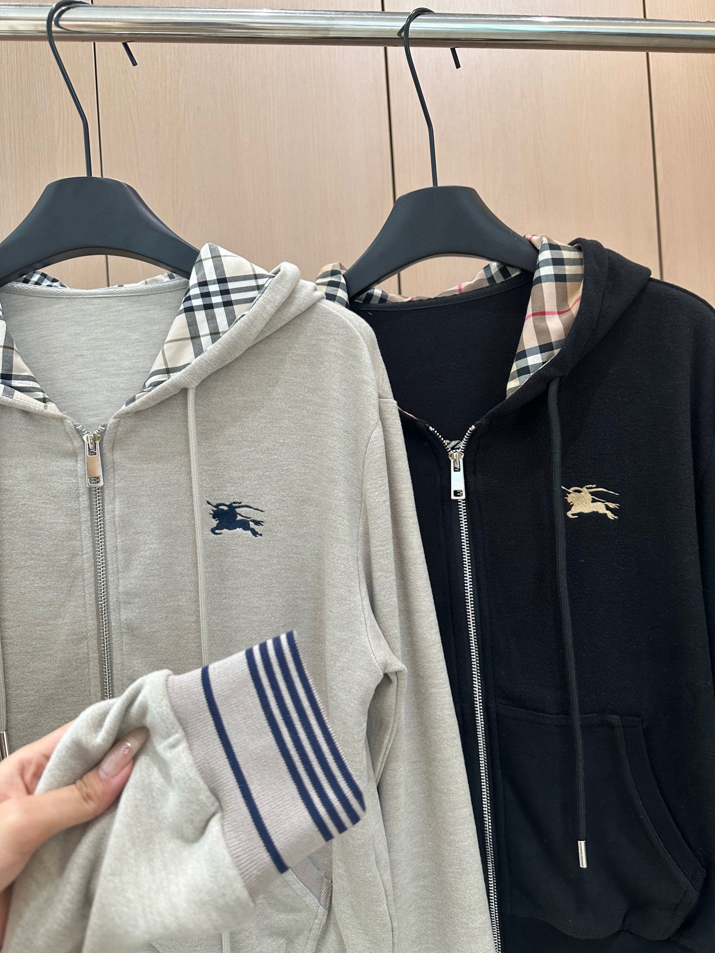 🛒𝐍𝐄𝐖 · 𝟐𝟎𝟐5/爆款现货

设计师 原创｜25秋冬新品套装！
高端定制双头拉链外套，搭配松紧腰长