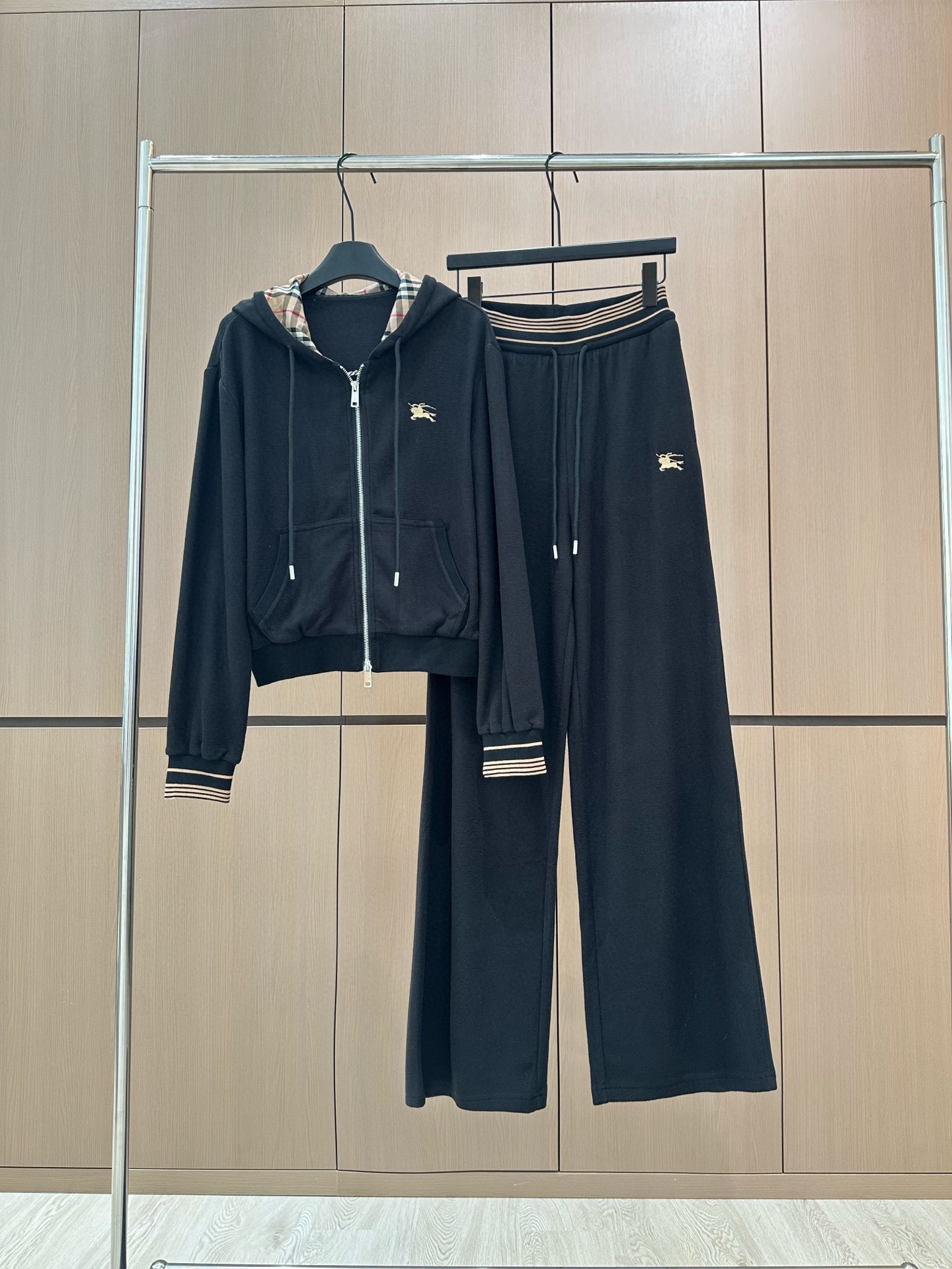 🛒𝐍𝐄𝐖 · 𝟐𝟎𝟐5/爆款现货

设计师 原创｜25秋冬新品套装！
高端定制双头拉链外套，搭配松紧腰长
