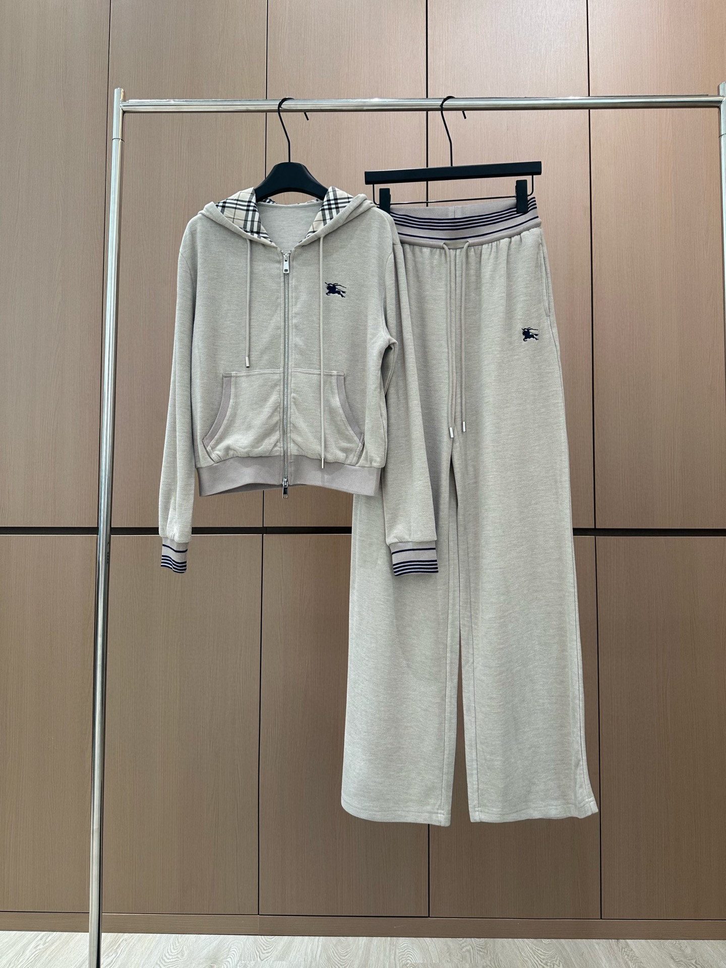 🛒𝐍𝐄𝐖 · 𝟐𝟎𝟐5/爆款现货

设计师 原创｜25秋冬新品套装！
高端定制双头拉链外套，搭配松紧腰长