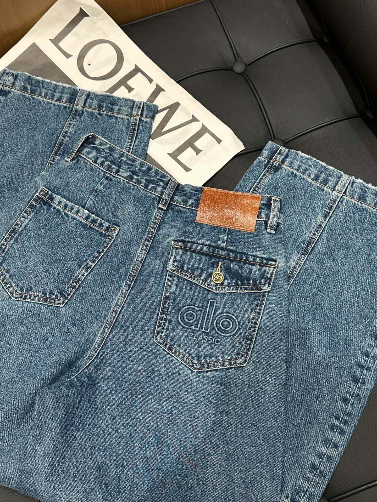 🛒𝐍𝐄𝐖 · 𝟐𝟎𝟐5/爆款现货

设计师  Alo｜2025工装口袋装饰牛仔裤
定制YB斜纹棉牛仔材质