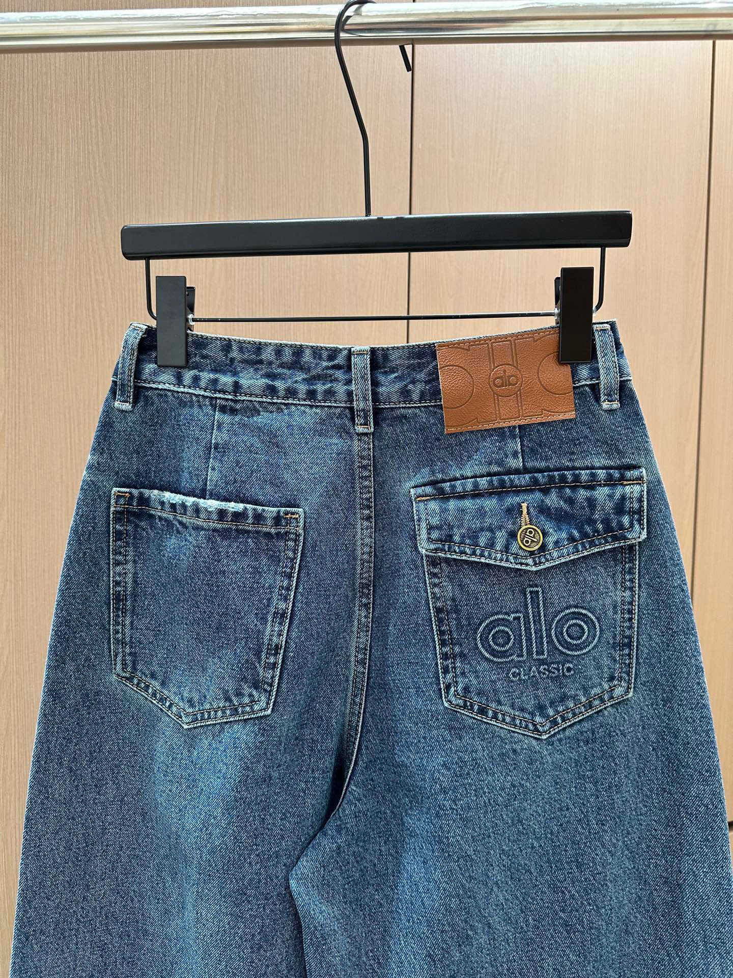 🛒𝐍𝐄𝐖 · 𝟐𝟎𝟐5/爆款现货

设计师  Alo｜2025工装口袋装饰牛仔裤
定制YB斜纹棉牛仔材质