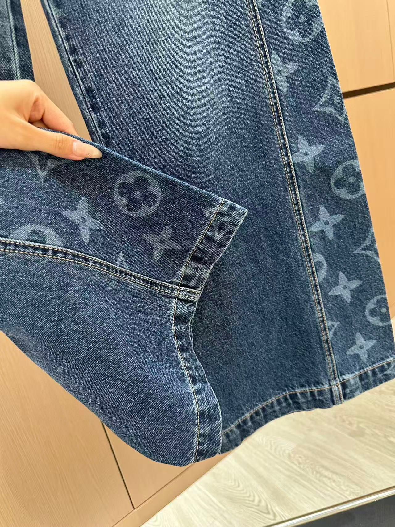🛒𝐍𝐄𝐖 · 𝟐𝟎𝟐5/爆款现货

设计师原创 ｜2025侧边老花印花牛仔裤
定制YB斜纹棉牛仔材质 工