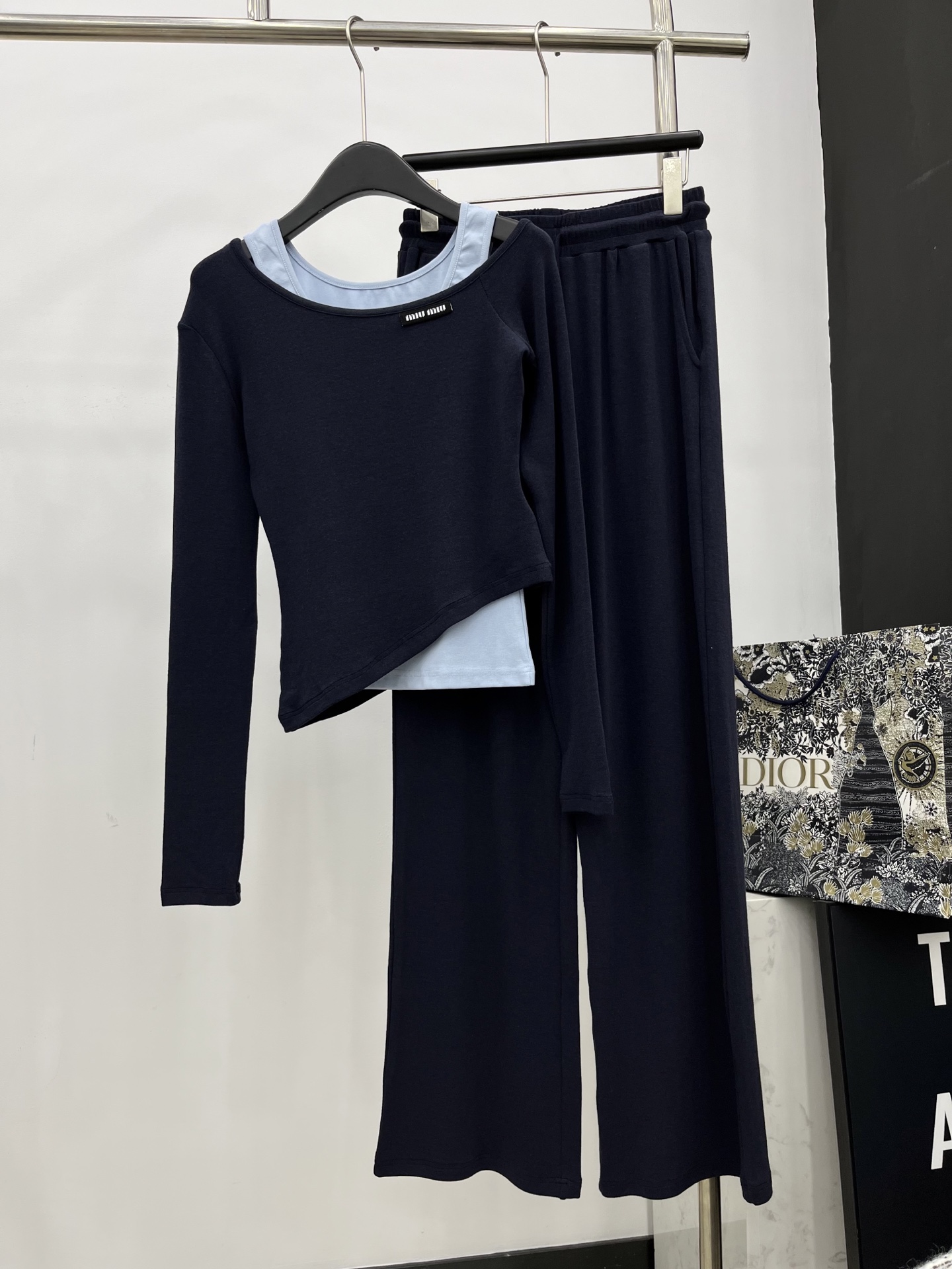 🛒𝐍𝐄𝐖 · 𝟐𝟎𝟐5/爆款现货

原单品质 Miu Mi*｜2025新款三件套套装
日常穿搭 高级的调