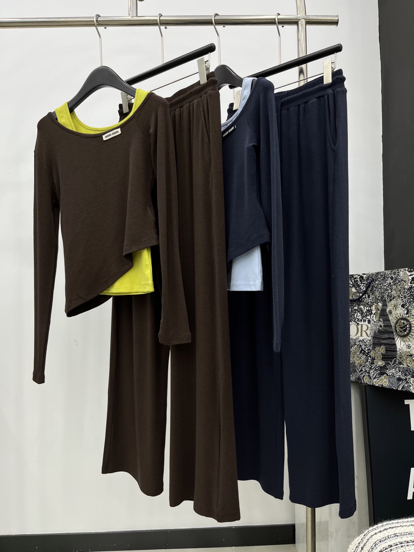 🛒𝐍𝐄𝐖 · 𝟐𝟎𝟐5/爆款现货

原单品质 Miu Mi*｜2025新款三件套套装
日常穿搭 高级的调