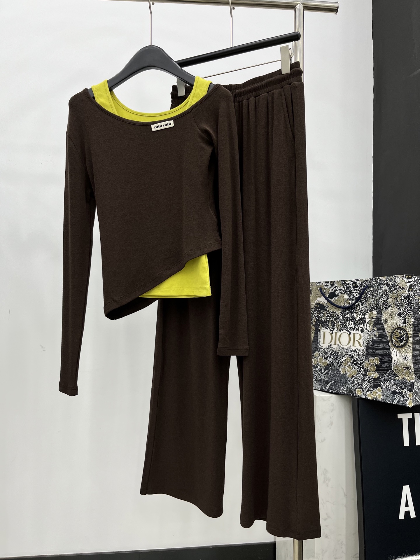 🛒𝐍𝐄𝐖 · 𝟐𝟎𝟐5/爆款现货

原单品质 Miu Mi*｜2025新款三件套套装
日常穿搭 高级的调