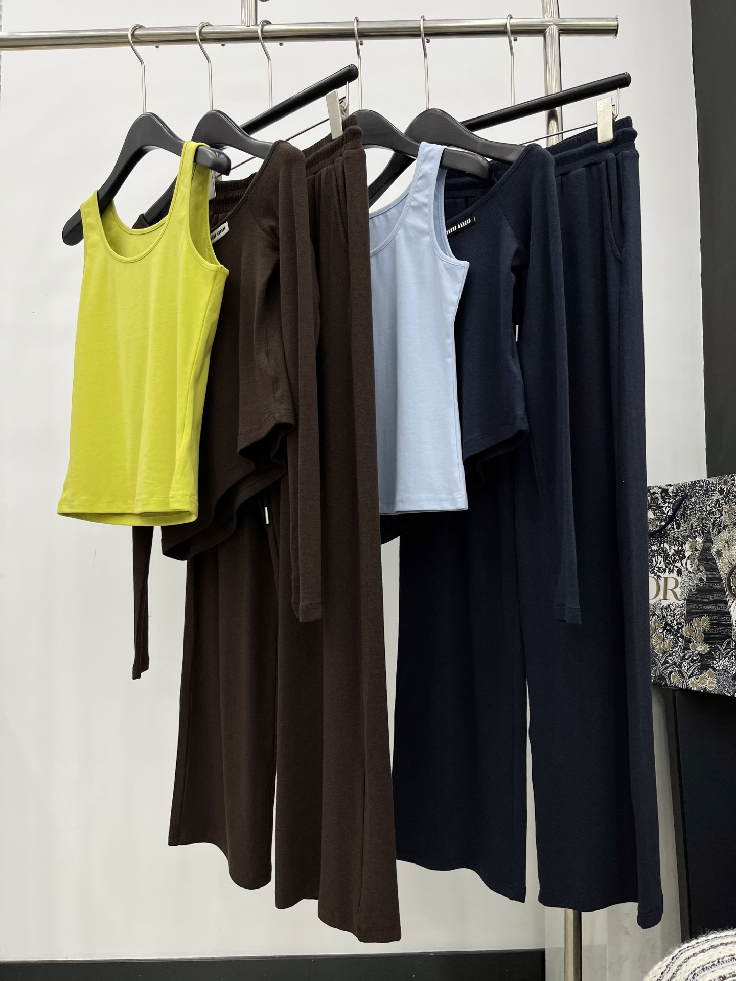 🛒𝐍𝐄𝐖 · 𝟐𝟎𝟐5/爆款现货

原单品质 Miu Mi*｜2025新款三件套套装
日常穿搭 高级的调
