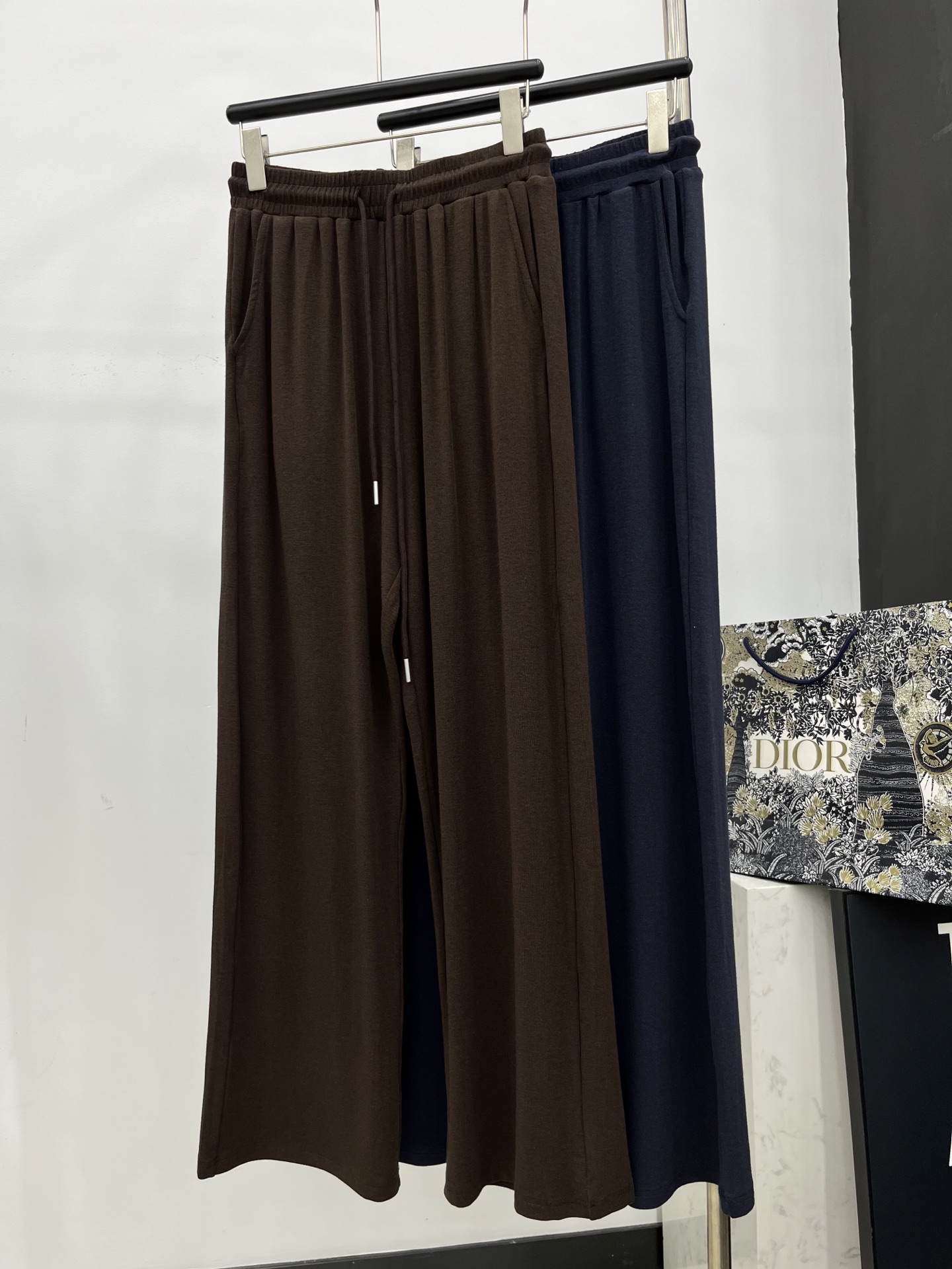 🛒𝐍𝐄𝐖 · 𝟐𝟎𝟐5/爆款现货

原单品质 Miu Mi*｜2025新款三件套套装
日常穿搭 高级的调