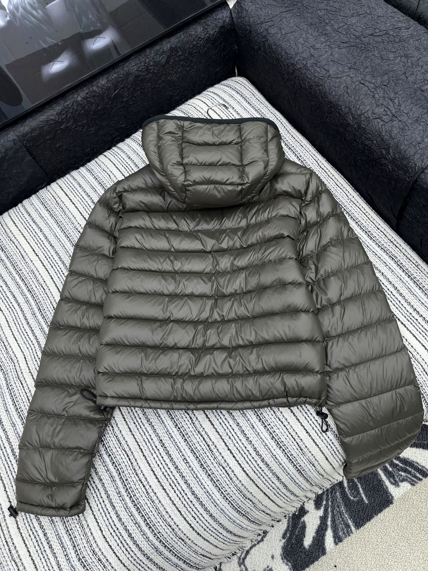 🛒𝐍𝐄𝐖 · 𝟐𝟎𝟐5/爆款现货

【原版定制】Miu Mi*｜25秋冬横向压线90绒羽绒服外套
常规百