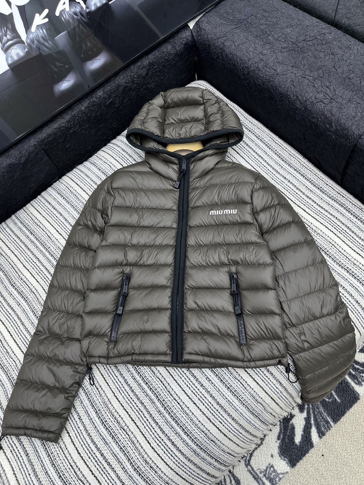 🛒𝐍𝐄𝐖 · 𝟐𝟎𝟐5/爆款现货

【原版定制】Miu Mi*｜25秋冬横向压线90绒羽绒服外套
常规百