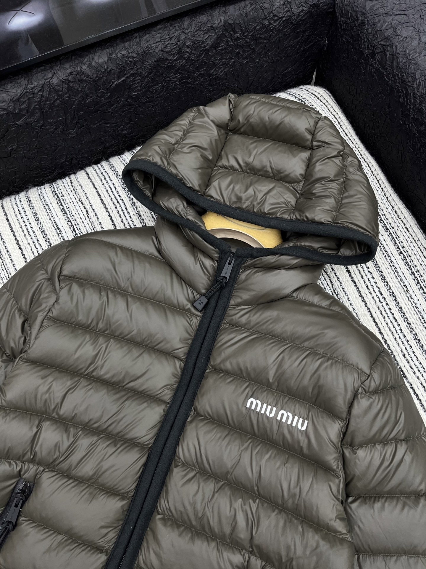 🛒𝐍𝐄𝐖 · 𝟐𝟎𝟐5/爆款现货

【原版定制】Miu Mi*｜25秋冬横向压线90绒羽绒服外套
常规百
