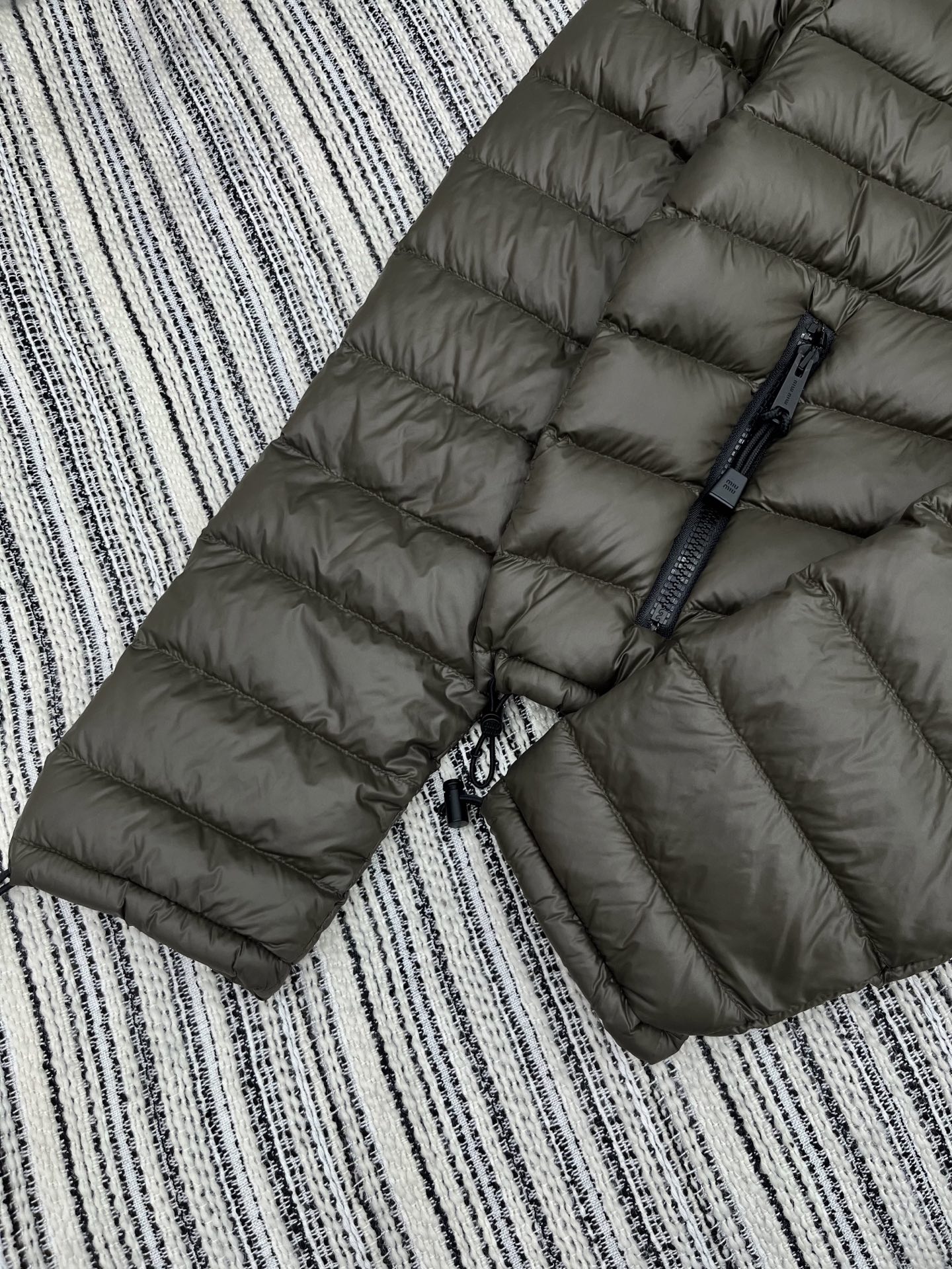 🛒𝐍𝐄𝐖 · 𝟐𝟎𝟐5/爆款现货

【原版定制】Miu Mi*｜25秋冬横向压线90绒羽绒服外套
常规百