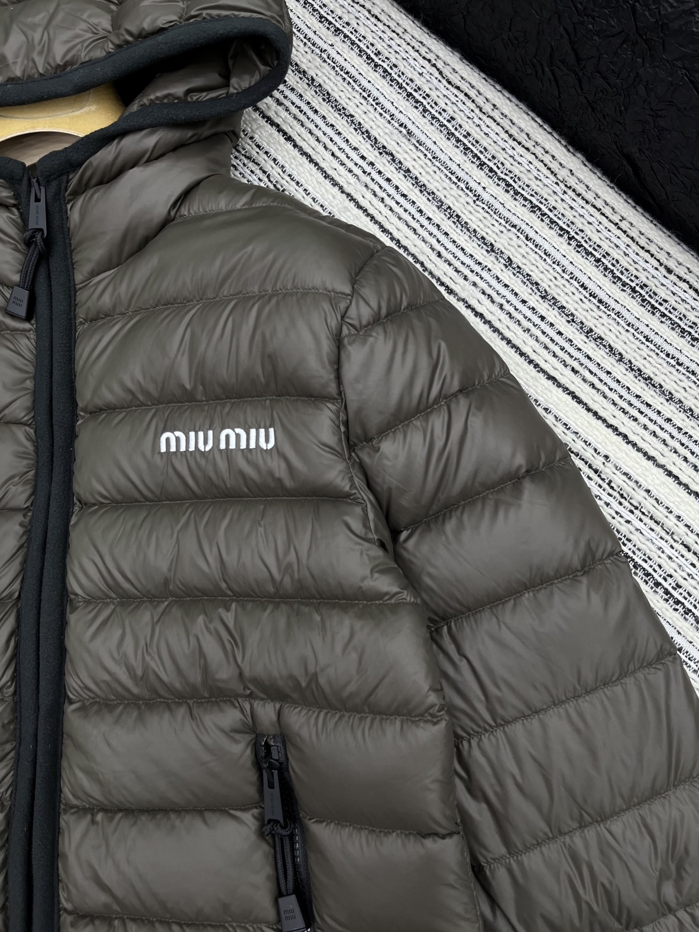 🛒𝐍𝐄𝐖 · 𝟐𝟎𝟐5/爆款现货

【原版定制】Miu Mi*｜25秋冬横向压线90绒羽绒服外套
常规百