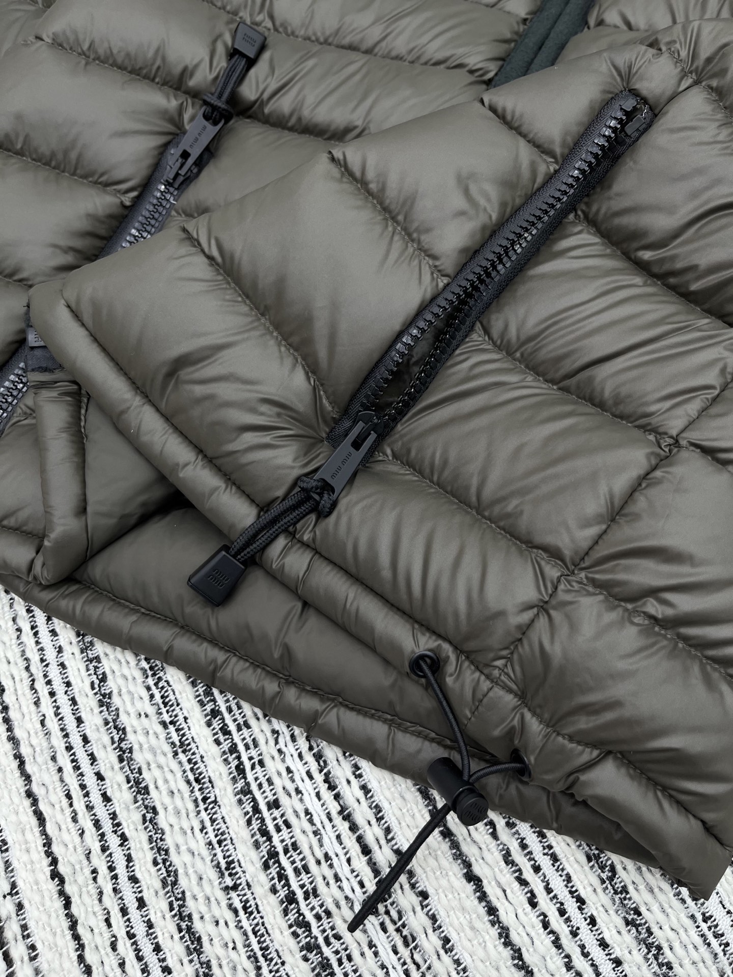 🛒𝐍𝐄𝐖 · 𝟐𝟎𝟐5/爆款现货

【原版定制】Miu Mi*｜25秋冬横向压线90绒羽绒服外套
常规百