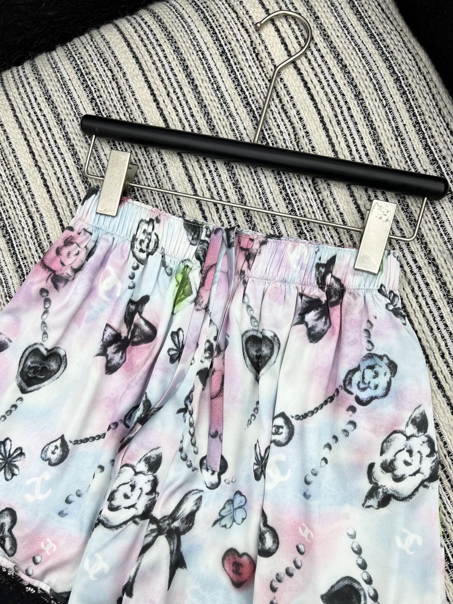 🛒𝐍𝐄𝐖 · 𝟐𝟎𝟐5/爆款

【原版定制】Chan*｜ 2025新品蕾丝拼接松紧腰印花抽绳短裤
定制进