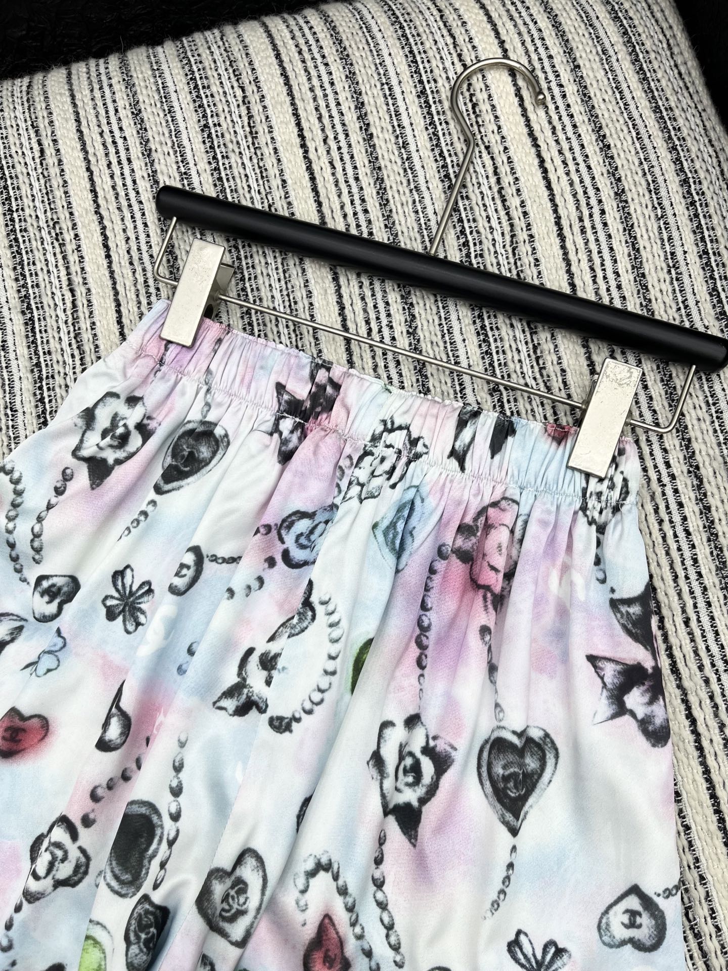 🛒𝐍𝐄𝐖 · 𝟐𝟎𝟐5/爆款

【原版定制】Chan*｜ 2025新品蕾丝拼接松紧腰印花抽绳短裤
定制进